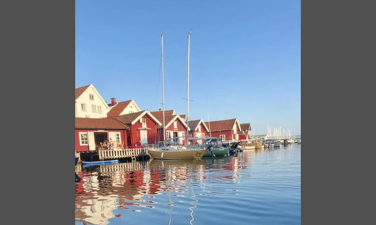 Gullholmens Gästhamn: {"base": "no", "no": "Sjarmerende havn med gamle hus og rorbuer.", "se": "Charmig hamn med gamla hus och sj\u00f6bodar.", "en": "Charming harbour with old houses and fishermen's cabins.", "da": "Charmerende havn med gamle huse og rorbuer.", "fr": "Charmant port avec de vieilles maisons et des cabanes de p\u00eacheurs.", "de": "Charmanter Hafen mit alten H\u00e4usern und Rorbu-H\u00fctten.", "es": "Encantador puerto con casas antiguas y caba\u00f1as de pescadores.", "it": "Affascinante porto con vecchie case e rorbuer.", "pt": "Porto encantador com casas antigas e cabanas de pescadores.", "nl": "Charmante haven met oude huizen en rorbu's.", "pl": "Uroczy port z starymi domami i rorbuer.", "uk": "\u0417\u0430\u0442\u0438\u0448\u043d\u0430 \u0433\u0430\u0432\u0430\u043d\u044c \u0437\u0456 \u0441\u0442\u0430\u0440\u0438\u043c\u0438 \u0431\u0443\u0434\u0438\u043d\u043a\u0430\u043c\u0438 \u0442\u0430 \u0440\u0438\u0431\u0430\u043b\u044c\u0441\u044c\u043a\u0438\u043c\u0438 \u0445\u0430\u0442\u0438\u043d\u0430\u043c\u0438.", "ro": "Port fermec\u0103tor cu case vechi \u0219i c\u0103su\u021be de pescari.", "tr": "Eski evler ve rorbuer'lar ile b\u00fcy\u00fcleyici bir liman.", "el": "\u0393\u03bf\u03b7\u03c4\u03b5\u03c5\u03c4\u03b9\u03ba\u03cc \u03bb\u03b9\u03bc\u03ac\u03bd\u03b9 \u03bc\u03b5 \u03c0\u03b1\u03bb\u03b9\u03ac \u03c3\u03c0\u03af\u03c4\u03b9\u03b1 \u03ba\u03b1\u03b9 \u03c8\u03b1\u03c1\u03bf\u03ba\u03b1\u03bb\u03cd\u03b2\u03b5\u03c2.", "cs": "Okouzluj\u00edc\u00ed p\u0159\u00edstav se star\u00fdmi domy a ryb\u00e1\u0159sk\u00fdmi chatami.", "hu": "Elb\u0171v\u00f6l\u0151 kik\u00f6t\u0151 r\u00e9gi h\u00e1zakkal \u00e9s hal\u00e1szkunyh\u00f3kkal.", "fi": "Vieh\u00e4tt\u00e4v\u00e4 satama, jossa on vanhoja taloja ja kalastajam\u00f6kkej\u00e4.", "bg": "\u041e\u0447\u0430\u0440\u043e\u0432\u0430\u0442\u0435\u043b\u043d\u043e \u043f\u0440\u0438\u0441\u0442\u0430\u043d\u0438\u0449\u0435 \u0441\u044a\u0441 \u0441\u0442\u0430\u0440\u0438 \u043a\u044a\u0449\u0438 \u0438 \u0440\u0438\u0431\u0430\u0440\u0441\u043a\u0438 \u0445\u0438\u0436\u0438.", "sr": "\u0428\u0430\u0440\u043c\u0430\u043d\u0442\u043d\u0430 \u043b\u0443\u043a\u0430 \u0441\u0430 \u0441\u0442\u0430\u0440\u0438\u043c \u043a\u0443\u045b\u0430\u043c\u0430 \u0438 \u0440\u0438\u0431\u0430\u0440\u0441\u043a\u0438\u043c \u043a\u043e\u043b\u0438\u0431\u0430\u043c\u0430.", "et": "V\u00f5luv sadam koos vanade majade ja kalurih\u00fcttidega.", "lv": "Burv\u012bga osta ar vec\u0101m \u0113k\u0101m un zvejnieku b\u016bdi\u0146\u0101m.", "lt": "\u017davingas uostas su senais namais ir \u017evej\u0173 nameliais."}
