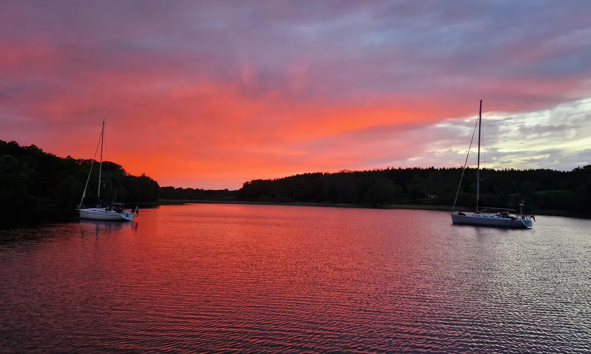 Gunnsvick-viken: {"base": "en", "no": "Solnedgang i slutten av mai.", "se": "Solnedg\u00e5ng i slutet av maj.", "en": "Sunset in End May.", "da": "Solnedgang i slutningen af maj.", "fr": "Coucher du soleil fin mai.", "de": "Sonnenuntergang Ende Mai.", "es": "Puesta de sol a finales de mayo.", "it": "Tramonto a fine maggio.", "pt": "P\u00f4r do sol no final de maio.", "nl": "Zonsondergang eind mei.", "pl": "Zach\u00f3d s\u0142o\u0144ca w ko\u0144cu maja.", "uk": "\u0417\u0430\u0445\u0456\u0434 \u0441\u043e\u043d\u0446\u044f \u043d\u0430\u043f\u0440\u0438\u043a\u0456\u043d\u0446\u0456 \u0442\u0440\u0430\u0432\u043d\u044f.", "ro": "Apusul soarelui la sf\u00e2r\u0219itul lunii mai.", "tr": "May\u0131s sonu g\u00fcn bat\u0131m\u0131.", "el": "\u0397\u03bb\u03b9\u03bf\u03b2\u03b1\u03c3\u03af\u03bb\u03b5\u03bc\u03b1 \u03c3\u03c4\u03bf \u03c4\u03ad\u03bb\u03bf\u03c2 \u039c\u03b1\u0390\u03bf\u03c5.", "cs": "Z\u00e1pad slunce koncem kv\u011btna.", "hu": "Naplemente m\u00e1jus v\u00e9g\u00e9n.", "fi": "Auringonlasku toukokuun loppupuolella.", "bg": "\u0417\u0430\u043b\u0435\u0437 \u0432 \u043a\u0440\u0430\u044f \u043d\u0430 \u043c\u0430\u0439.", "sr": "Zalazak sunca krajem maja.", "et": "P\u00e4ikeseloojang mai l\u00f5pus.", "lv": "Saulriets maija beig\u0101s.", "lt": "Saul\u0117lydis gegu\u017e\u0117s pabaigoje."}