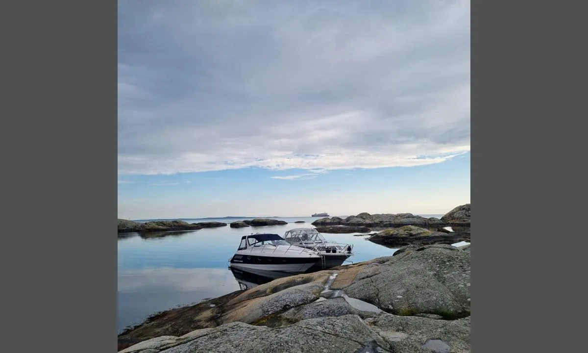 Fortøying med dregg mot land på Gylteholmene. I bakgrunnen er Sandefjord-Strømstad ferga og bak der igjen Koster.