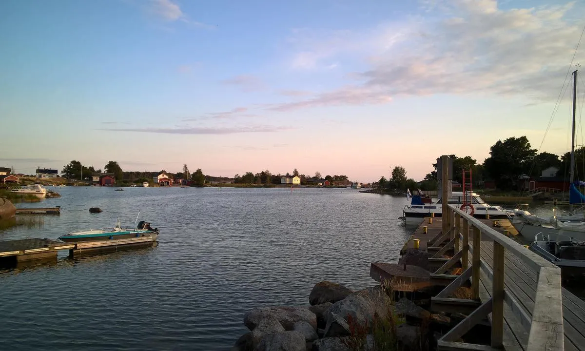 Haapasaari: Boat entering harbour right, follow green red markers. Pic taken from Visitor pier.