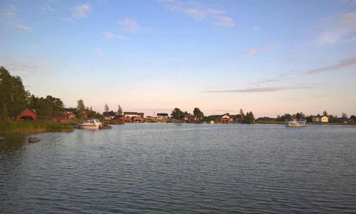 Haapasaari: Regular ferry entering harbour, dock is opposite side of the visitor pier.