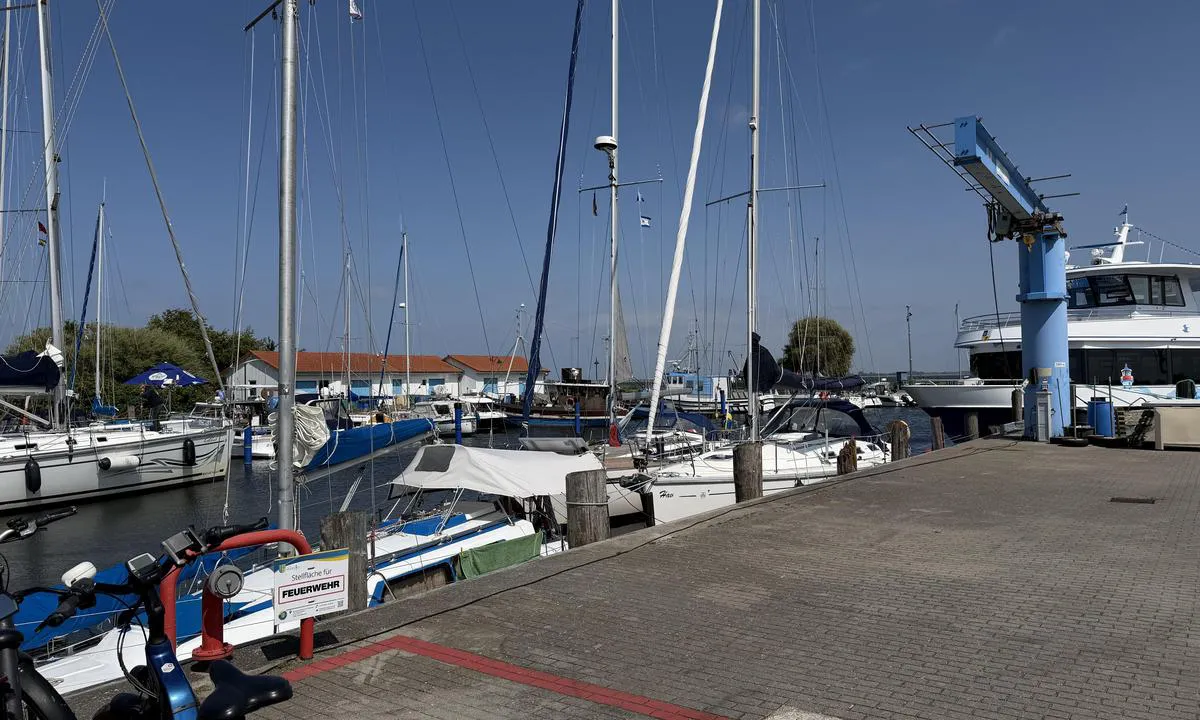 Hafen Neuendorf: {"base": "se", "no": "Sentrumskai og ferge.", "se": "Centrumkaj och f\u00e4rja.", "en": "Central quay and ferry.", "da": "Centrumkaj og f\u00e6rge.", "fr": "Quai central et ferry.", "de": "Zentralkai und F\u00e4hre.", "es": "Muelle central y ferry.", "it": "Molo centrale e traghetto.", "pt": "P\u00eder central e balsa.", "nl": "Centrumkade en veerboot.", "pl": "Nabrze\u017ce centralne i prom.", "uk": "\u0426\u0435\u043d\u0442\u0440\u0430\u043b\u044c\u043d\u0430 \u043f\u0440\u0438\u0441\u0442\u0430\u043d\u044c \u0442\u0430 \u043f\u043e\u0440\u043e\u043c.", "ro": "Cheiul central \u0219i feribot.", "tr": "Merkez R\u0131ht\u0131m\u0131 ve Feribot.", "el": "\u039a\u03b5\u03bd\u03c4\u03c1\u03b9\u03ba\u03ae \u03b1\u03c0\u03bf\u03b2\u03ac\u03b8\u03c1\u03b1 \u03ba\u03b1\u03b9 \u03c6\u03ad\u03c1\u03b9.", "cs": "Centrumkaj a trajekt.", "hu": "K\u00f6zponti rakpart \u00e9s komp.", "fi": "Keskussatama ja lautta.", "bg": "\u0426\u0435\u043d\u0442\u0440\u0430\u043b\u0435\u043d \u043a\u0435\u0439 \u0438 \u0444\u0435\u0440\u0438\u0431\u043e\u0442.", "sr": "\u0426\u0435\u043d\u0442\u0440\u0430\u043b\u043d\u0438 \u043a\u0435\u0458 \u0438 \u0442\u0440\u0430\u0458\u0435\u043a\u0442.", "et": "Keskussadam ja praam.", "lv": "Centr\u0101l\u0101s piest\u0101tnes un pr\u0101mja.", "lt": "Centrumo krantin\u0117 ir keltas."}