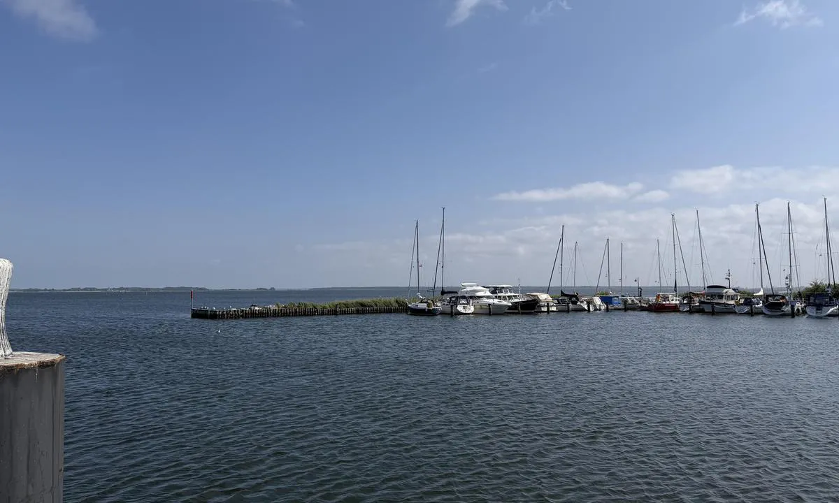 Hafen Neuendorf: {"base": "se", "no": "S\u00f8rbassenget og innl\u00f8pet", "se": "S\u00f6dra bass\u00e4ngen och inloppet", "en": "Southern Basin and Entrance", "da": "Sydlige bassinet og indl\u00f8bet", "fr": "Le bassin sud et l'entr\u00e9e", "de": "Becken S\u00fcd und Einfahrt", "es": "Ba\u00f1era sur y entrada", "it": "Bacino meridionale e ingresso", "pt": "Bacia sul e entrada", "nl": "Zuidelijke bassin en toegang", "pl": "Basen po\u0142udniowa i wej\u015bcie do portu", "uk": "\u041f\u0456\u0432\u0434\u0435\u043d\u043d\u0438\u0439 \u0431\u0430\u0441\u0435\u0439\u043d \u0442\u0430 \u0432\u0445\u0456\u0434", "ro": "Bazinul sudic \u0219i intrarea", "tr": "G\u00fcney havuzu ve giri\u015f", "el": "\u039d\u03cc\u03c4\u03b9\u03b1 \u03bb\u03b5\u03ba\u03ac\u03bd\u03b7 \u03ba\u03b1\u03b9 \u03b5\u03af\u03c3\u03bf\u03b4\u03bf\u03c2", "cs": "Ji\u017en\u00ed baz\u00e9n a vjezd", "hu": "D\u00e9li medence \u00e9s a bej\u00e1rat", "fi": "Etel\u00e4inen allas ja sis\u00e4\u00e4nk\u00e4ynti", "bg": "\u042e\u0436\u043d\u0438\u044f\u0442 \u0431\u0430\u0441\u0435\u0439\u043d \u0438 \u0432\u0445\u043e\u0434\u044a\u0442", "sr": "\u0408\u0443\u0436\u043d\u0430 \u0431\u0430\u0437\u0435\u043d\u0430 \u0438 \u0443\u043b\u0430\u0437", "et": "L\u00f5unabassein ja sissep\u00e4\u00e4s", "lv": "Dienvidu baseins un ieeja", "lt": "Pietinis baseinas ir \u012fplaukimas"}