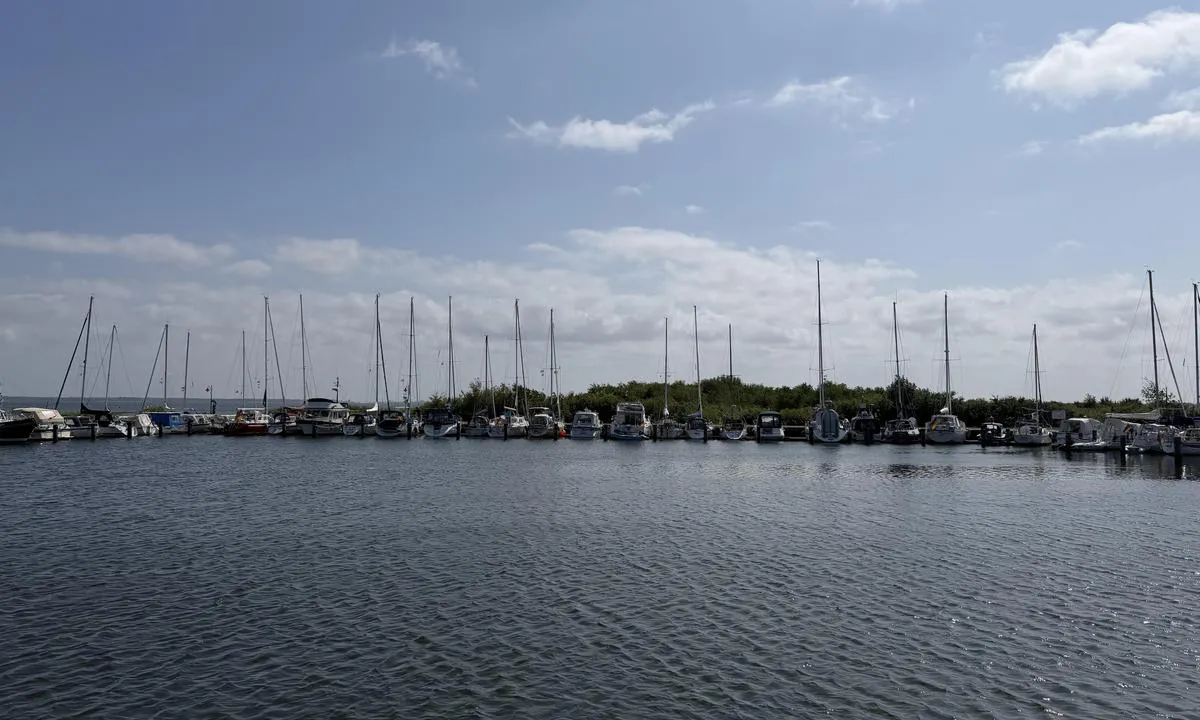 Hafen Neuendorf: {"base": "se", "no": "S\u00f8re bassenget", "se": "S\u00f6dra bass\u00e4ngen", "en": "Southern Basin", "da": "Sydhavnen", "fr": "Bassin Sud", "de": "S\u00fcdliches Becken", "es": "Cuenca sur", "it": "Bacino meridionale", "pt": "Bacia Sul", "nl": "Zuidelijke kom", "pl": "Po\u0142udniowy basen", "uk": "\u041f\u0456\u0432\u0434\u0435\u043d\u043d\u0438\u0439 \u0431\u0430\u0441\u0435\u0439\u043d", "ro": "Bazinul de sud", "tr": "G\u00fcney havuz", "el": "\u039d\u03cc\u03c4\u03b9\u03b1 \u03bb\u03b5\u03ba\u03ac\u03bd\u03b7", "cs": "Ji\u017en\u00ed baz\u00e9n", "hu": "D\u00e9li medence", "fi": "Etel\u00e4inen allas", "bg": "\u042e\u0436\u0435\u043d \u0431\u0430\u0441\u0435\u0439\u043d", "sr": "\u0408\u0443\u0436\u043d\u0438 \u0431\u0430\u0437\u0435\u043d", "et": "L\u00f5una bassein", "lv": "Dienvidu baseins", "lt": "Pietin\u0117 baseinas"}