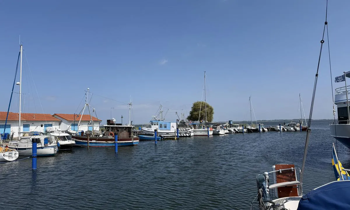 Hafen Neuendorf: {"base": "se", "no": "Nordre bassenget, ytre del", "se": "Norra bass\u00e4ngen, yttre del", "en": "Northern basin, outer part", "da": "Nordlige bassinet, ydre del", "fr": "Bassin nord, partie ext\u00e9rieure", "de": "N\u00f6rdliches Becken, \u00e4u\u00dferer Teil", "es": "Cuenca norte, parte exterior", "it": "Bacino nord, parte esterna", "pt": "Bacia Norte, parte externa", "nl": "Noordelijk basin, buitenste deel", "pl": "P\u00f3\u0142nocny basen, zewn\u0119trzna cz\u0119\u015b\u0107", "uk": "\u041f\u0456\u0432\u043d\u0456\u0447\u043d\u0438\u0439 \u0431\u0430\u0441\u0435\u0439\u043d, \u0437\u043e\u0432\u043d\u0456\u0448\u043d\u044f \u0447\u0430\u0441\u0442\u0438\u043d\u0430", "ro": "Bazinul nordic, partea exterioar\u0103", "tr": "Kuzey havzas\u0131, d\u0131\u015f k\u0131sm\u0131", "el": "\u0392\u03cc\u03c1\u03b5\u03b9\u03b1 \u03bb\u03b5\u03ba\u03ac\u03bd\u03b7, \u03b5\u03be\u03c9\u03c4\u03b5\u03c1\u03b9\u03ba\u03cc \u03c4\u03bc\u03ae\u03bc\u03b1", "cs": "Severn\u00ed baz\u00e9n, vn\u011bj\u0161\u00ed \u010d\u00e1st", "hu": "Az \u00e9szaki medence, k\u00fcls\u0151 r\u00e9sz", "fi": "Pohjoinen allas, ulompi osa", "bg": "\u0421\u0435\u0432\u0435\u0440\u0435\u043d \u0431\u0430\u0441\u0435\u0439\u043d, \u0432\u044a\u043d\u0448\u043d\u0430 \u0447\u0430\u0441\u0442", "sr": "Severni basen, spolja\u0161nji deo", "et": "P\u00f5hjabasseini v\u00e4limine osa", "lv": "Zieme\u013cu baseins, \u0101r\u0113j\u0101 da\u013ca", "lt": "\u0160iaurin\u0117 baseino dalis, i\u0161orin\u0117 dalis"}