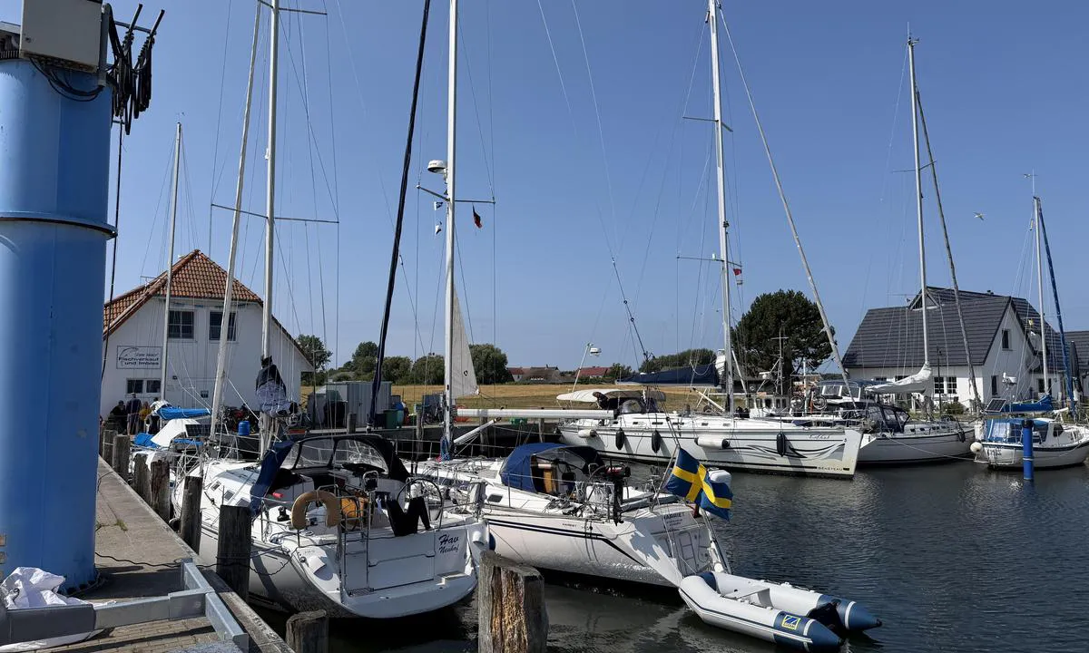 Hafen Neuendorf: {"base": "se", "no": "Nordbassenget, indre del.", "se": "Norra bass\u00e4ngen, inre del.", "en": "Northern basin, inner part.", "da": "Den nordlige bassin, indre del.", "fr": "Bassin nord, partie int\u00e9rieure.", "de": "N\u00f6rdliches Becken, innerer Teil.", "es": "Cuenca norte, parte interior.", "it": "Bacino nord, parte interna.", "pt": "Bacia norte, parte interna.", "nl": "Noordelijk bassin, binnenste deel.", "pl": "P\u00f3\u0142nocny basen, wewn\u0119trzna cz\u0119\u015b\u0107.", "uk": "\u041f\u0456\u0432\u043d\u0456\u0447\u043d\u0438\u0439 \u0431\u0430\u0441\u0435\u0439\u043d, \u0432\u043d\u0443\u0442\u0440\u0456\u0448\u043d\u044f \u0447\u0430\u0441\u0442\u0438\u043d\u0430.", "ro": "Bazinul de nord, partea interioar\u0103.", "tr": "Kuzey havuzu, i\u00e7 k\u0131s\u0131m.", "el": "\u0392\u03cc\u03c1\u03b5\u03b9\u03bf\u03c2 \u03bb\u03b9\u03bc\u03ad\u03bd\u03b1\u03c2, \u03b5\u03c3\u03c9\u03c4\u03b5\u03c1\u03b9\u03ba\u03cc \u03bc\u03ad\u03c1\u03bf\u03c2.", "cs": "Severn\u00ed baz\u00e9n, vnit\u0159n\u00ed \u010d\u00e1st.", "hu": "\u00c9szaki medence, bels\u0151 r\u00e9sz.", "fi": "Pohjoinen allas, sis\u00e4osa.", "bg": "\u0421\u0435\u0432\u0435\u0440\u0435\u043d \u0431\u0430\u0441\u0435\u0439\u043d, \u0432\u044a\u0442\u0440\u0435\u0448\u043d\u0430 \u0447\u0430\u0441\u0442.", "sr": "Severna luka, unutra\u0161nji deo.", "et": "P\u00f5hja bassein, sisemine osa.", "lv": "Zieme\u013cu baseins, iek\u0161\u0113j\u0101 da\u013ca.", "lt": "\u0160iaurin\u0117 baseino dalis, vidin\u0117 dalis."}