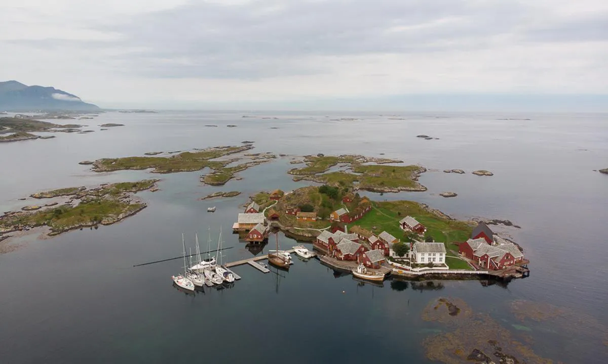 Håholmen med flytebrygger. Lun havn.