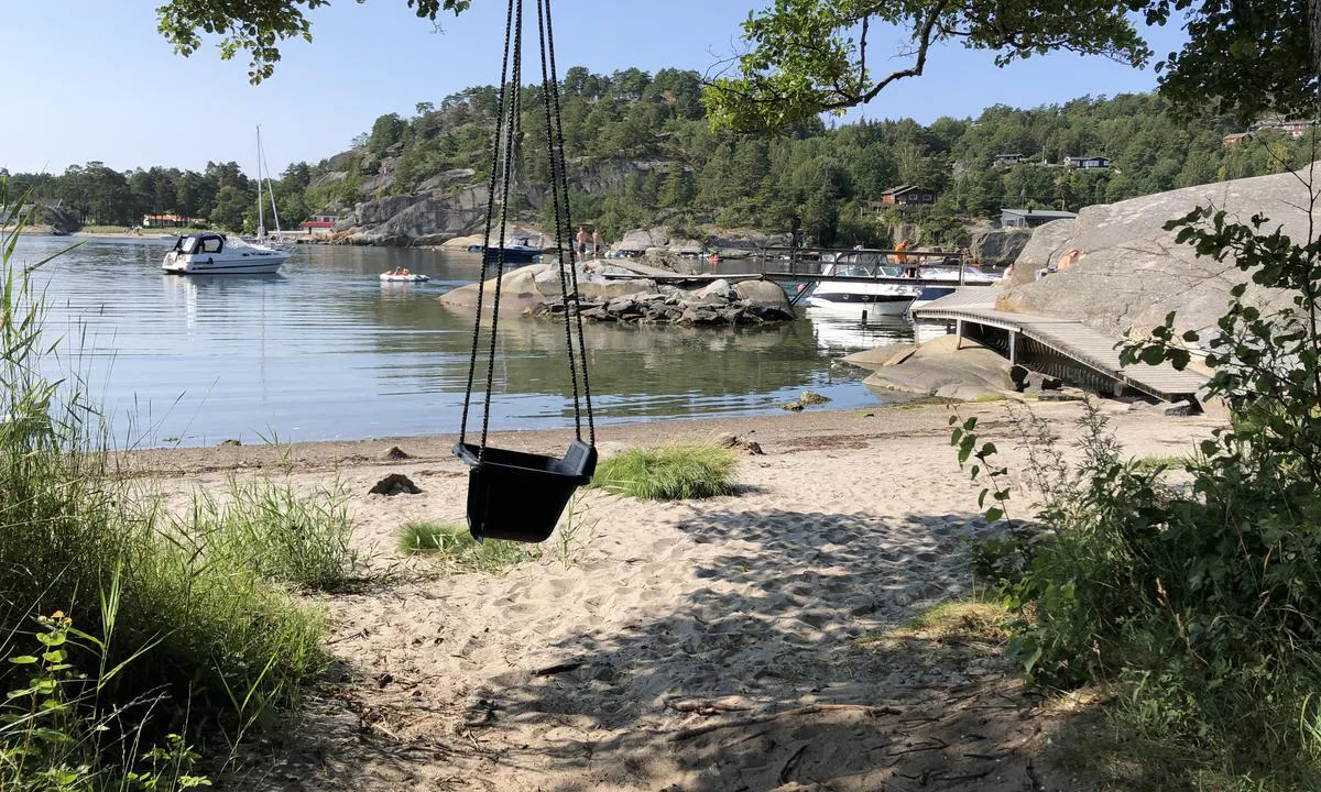 Håkavika: På den ene badestranda er det en huske for små barn.