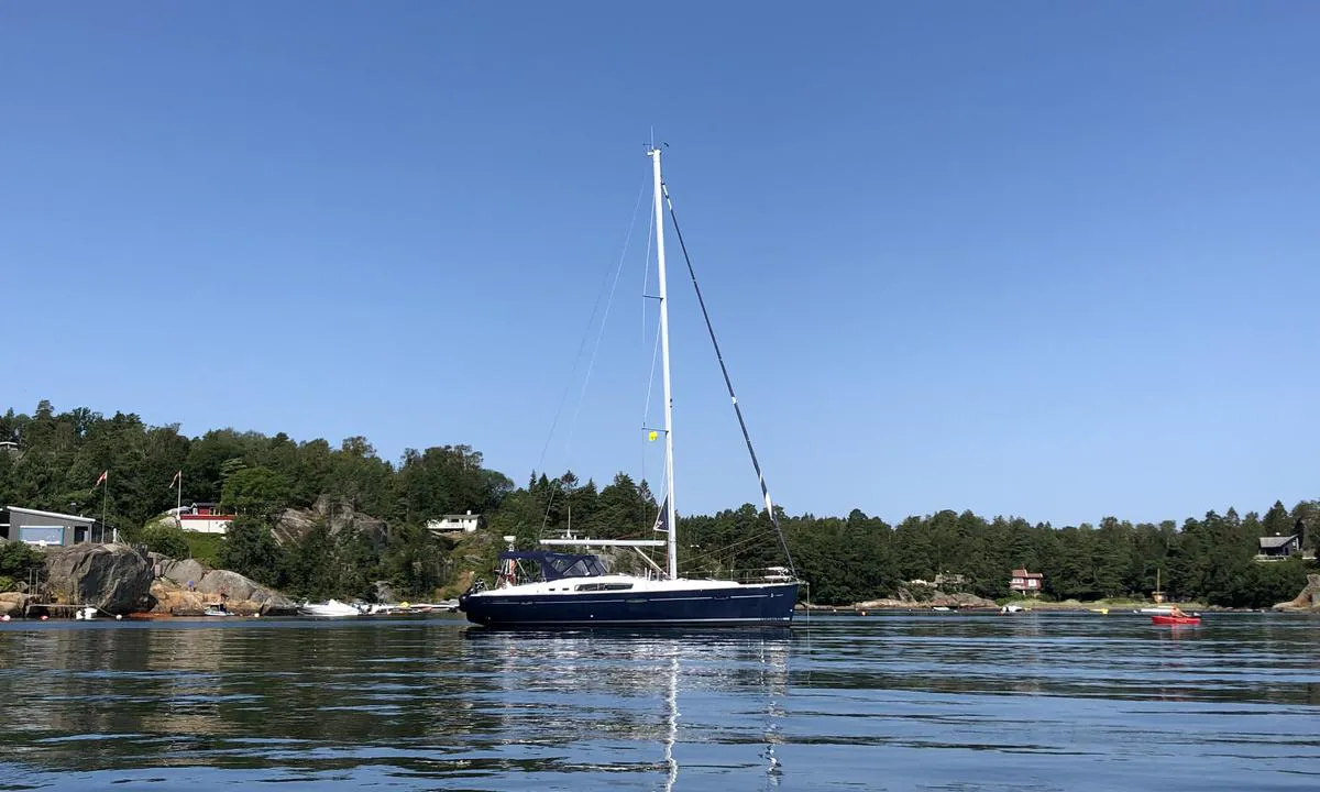 Båter som stikker dypt kan legge seg på svai i Håkavika. Strendene på innsiden er kun en kort jolletur unna.