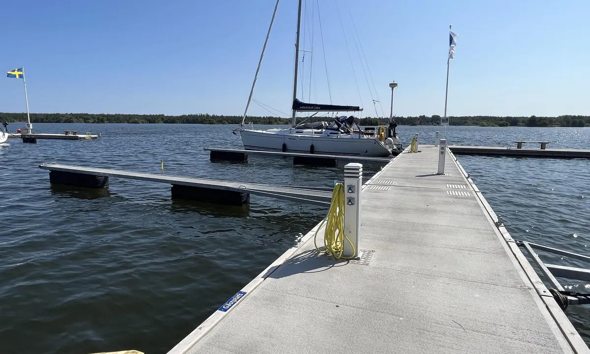 Gjesteplassene i Hällekis ligger ytterst på den andre brygga du kommer til. Ca 10-12 plasser på en nokså ny brygge. Bildet er tatt fra der gjesteplassene starter og utover (østover).