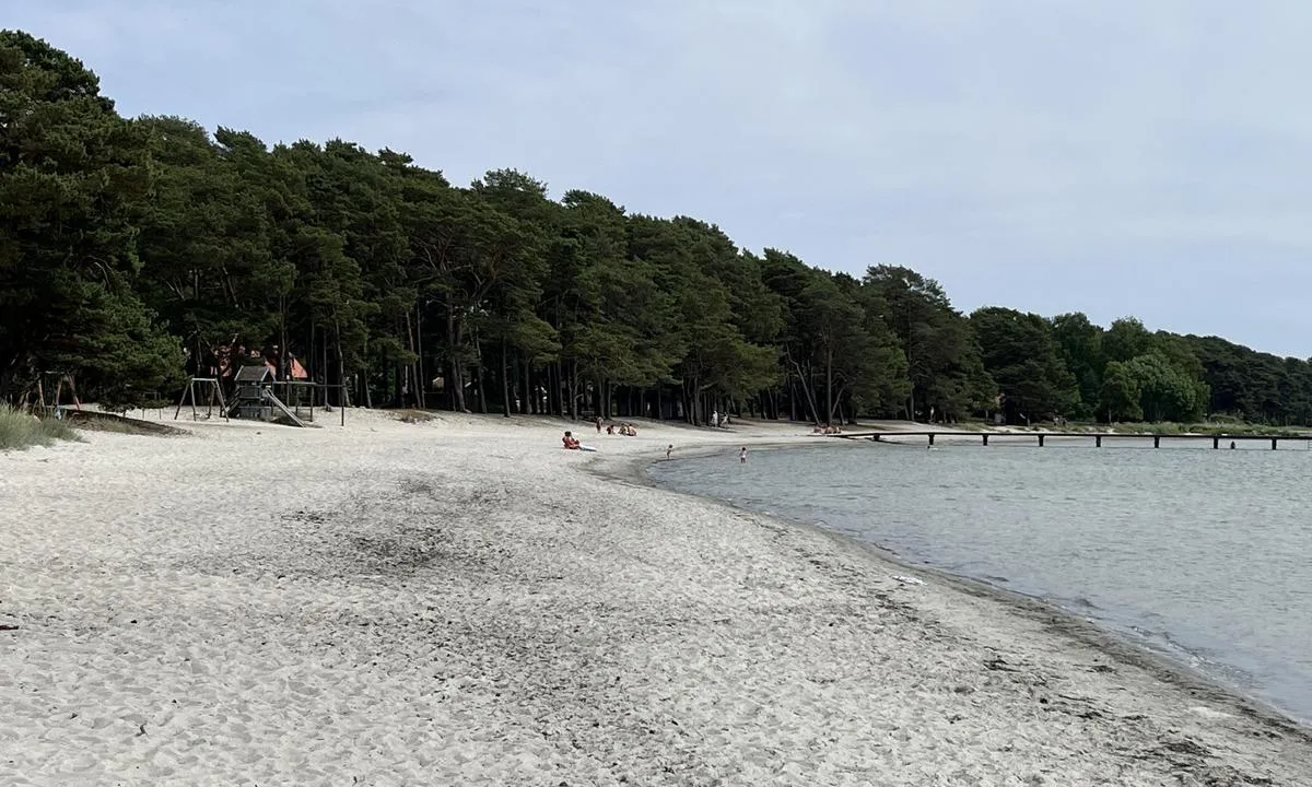 Hällevik: Flott og langgrunn strand like ved. Strandbar.