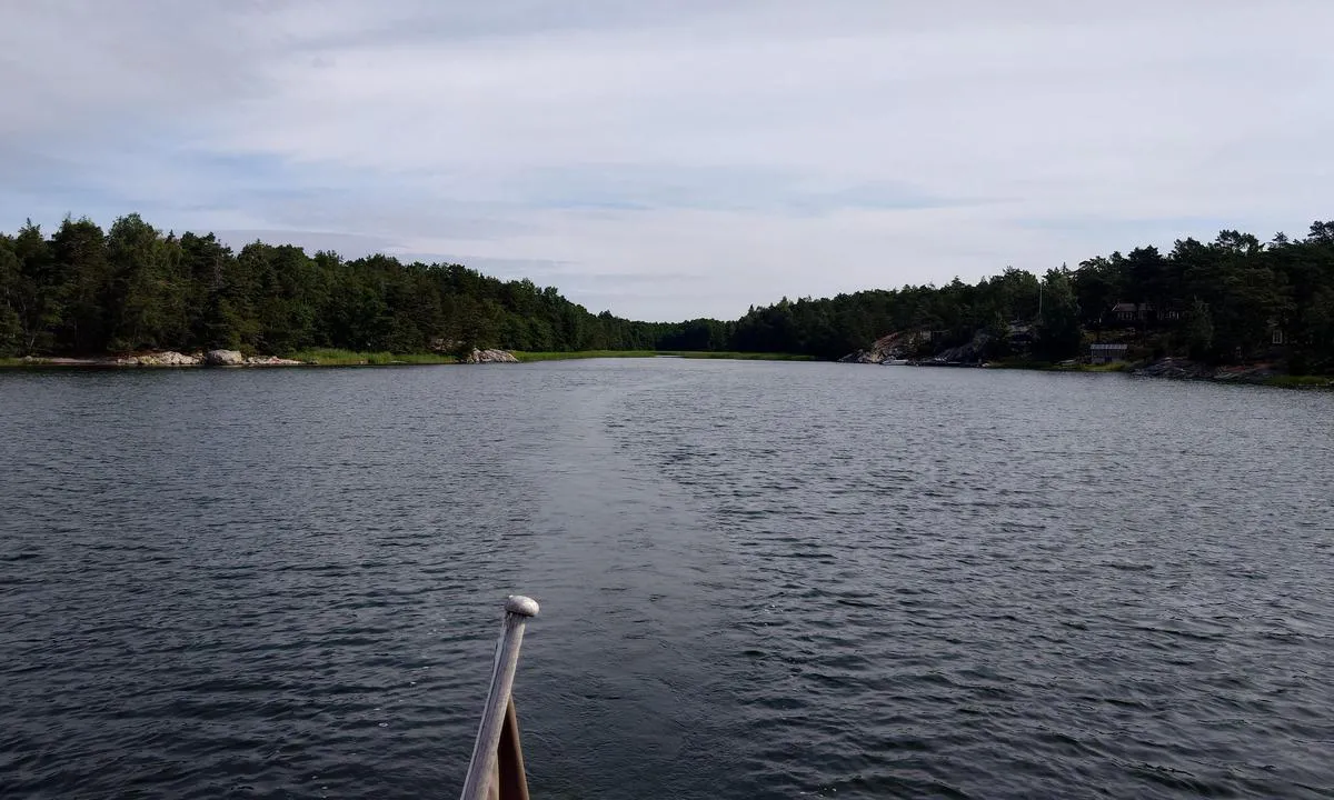 Hallonholmen: {"base": "en", "no": "Forlater bukten.", "se": "L\u00e4mnar viken.", "en": "Leaving the bay.", "da": "Forlader bugten.", "fr": "Quitter la baie.", "de": "Die Bucht verlassen.", "es": "Saliendo de la bah\u00eda.", "it": "Uscendo dalla baia.", "pt": "Saindo da ba\u00eda.", "nl": "De baai verlaten.", "pl": "Opuszczanie zatoki.", "uk": "\u0412\u0438\u0445\u0456\u0434 \u0437 \u0431\u0443\u0445\u0442\u0438.", "ro": "P\u0103r\u0103sind golful.", "tr": "Koydan \u00e7\u0131k\u0131\u015f.", "el": "\u0391\u03c0\u03bf\u03c7\u03ce\u03c1\u03b7\u03c3\u03b7 \u03b1\u03c0\u03cc \u03c4\u03bf\u03bd \u03ba\u03cc\u03bb\u03c0\u03bf.", "cs": "Opou\u0161t\u011bn\u00ed z\u00e1toky.", "hu": "A \u00f6b\u00f6l elhagy\u00e1sa.", "fi": "Poistuminen lahdelta.", "bg": "\u041d\u0430\u043f\u0443\u0441\u043a\u0430\u043d\u0435 \u043d\u0430 \u0437\u0430\u043b\u0438\u0432\u0430.", "sr": "Napustiti zaliv.", "et": "Lahelt lahkumine.", "lv": "Izbraucot no l\u012b\u010da.", "lt": "I\u0161plaukimas i\u0161 \u012flankos."}