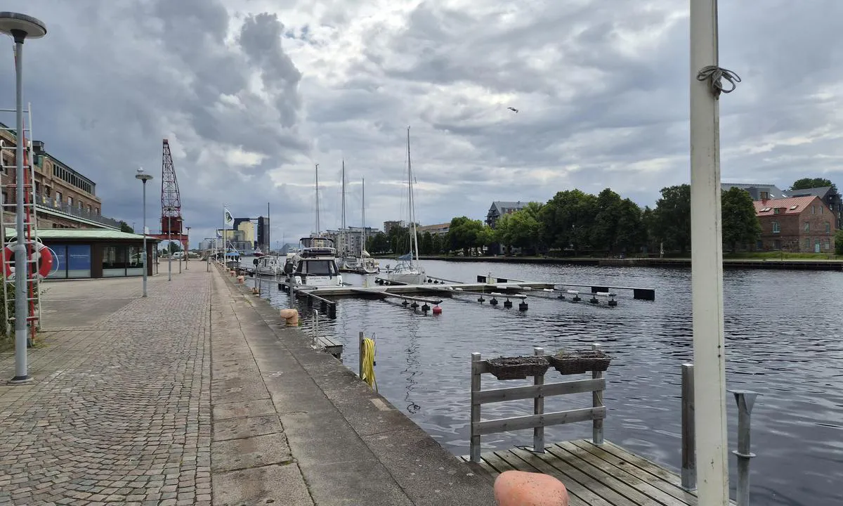 Halmstad: To brygger med lange utliggere og god bredde. Grønn skilt=ledig.