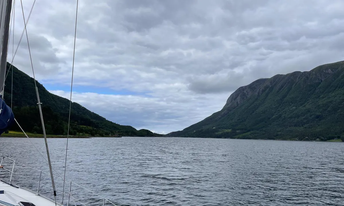Halsbukta: {"base": "no", "no": "Tenker at Nord\u00f8st til nordvest tar ganske godt her", "se": "T\u00e4nker att nordost till nordv\u00e4st tar ganska bra h\u00e4r", "en": "I think that northeast to northwest has a pretty good grasp here", "da": "T\u00e6nker at nord\u00f8st til nordvest tager forholdsvis godt fat her", "fr": "Je pense que les vents du nord-est au nord-ouest soufflent assez bien ici", "de": "Ich denke, dass Nordost bis Nordwest hier ziemlich gut abgedeckt wird.", "es": "Pienso que de noreste a noroeste est\u00e1 bastante bien aqu\u00ed", "it": "Penso che da nord-est a nord-ovest ci sia una buona protezione qui.", "pt": "Penso que ventos de nordeste a noroeste atingem bastante bem aqui", "nl": "Denk dat van noordoost tot noordwest hier behoorlijk goed inpakt", "pl": "My\u015bl\u0119, \u017ce od p\u00f3\u0142nocno-wschodniego do p\u00f3\u0142nocno-zachodniego jest ca\u0142kiem dobrze tutaj", "uk": "\u0414\u0443\u043c\u0430\u044e, \u0442\u0443\u0442 \u0434\u043e\u0441\u0438\u0442\u044c \u0434\u043e\u0431\u0440\u0435 \u0437\u0430\u0445\u0438\u0449\u0435\u043d\u043e \u0432\u0456\u0434 \u043f\u0456\u0432\u043d\u0456\u0447\u043d\u043e\u0433\u043e \u0441\u0445\u043e\u0434\u0443 \u0434\u043e \u043f\u0456\u0432\u043d\u0456\u0447\u043d\u043e\u0433\u043e \u0437\u0430\u0445\u043e\u0434\u0443", "ro": "Cred c\u0103 nord-estul p\u00e2n\u0103 la nord-vest sunt destul de bune aici", "tr": "Kuzeydo\u011fudan kuzeybat\u0131ya kadar olan b\u00f6lge burada olduk\u00e7a iyi korunmu\u015f gibi g\u00f6r\u00fcn\u00fcyor", "el": "\u03a3\u03ba\u03ad\u03c6\u03c4\u03bf\u03bc\u03b1\u03b9 \u03cc\u03c4\u03b9 \u03bf \u03b2\u03bf\u03c1\u03b5\u03b9\u03bf\u03b1\u03bd\u03b1\u03c4\u03bf\u03bb\u03b9\u03ba\u03cc\u03c2 \u03ad\u03c9\u03c2 \u03b2\u03bf\u03c1\u03b5\u03b9\u03bf\u03b4\u03c5\u03c4\u03b9\u03ba\u03cc\u03c2 \u03ac\u03bd\u03b5\u03bc\u03bf\u03c2 \u03b5\u03c0\u03b9\u03ba\u03c1\u03b1\u03c4\u03b5\u03af \u03b1\u03c1\u03ba\u03b5\u03c4\u03ac \u03b5\u03b4\u03ce", "cs": "Mysl\u00edm, \u017ee severov\u00fdchodn\u00ed a\u017e severoz\u00e1padn\u00ed v\u00edtr zde fouk\u00e1 celkem dob\u0159e", "hu": "\u00dagy gondolom, hogy az \u00e9szakkeleti \u00e9s az \u00e9szaknyugati sz\u00e9l el\u00e9g er\u0151sen f\u00faj itt", "fi": "Ajattelen, ett\u00e4 koillistuuli l\u00e4nteen on t\u00e4\u00e4ll\u00e4 melko hyv\u00e4", "bg": "\u041c\u0438\u0441\u043b\u044f, \u0447\u0435 \u0441\u0435\u0432\u0435\u0440\u043e\u0438\u0437\u0442\u043e\u0447\u043d\u0438\u044f\u0442 \u0434\u043e \u0441\u0435\u0432\u0435\u0440\u043e\u0437\u0430\u043f\u0430\u0434\u043d\u0438\u044f\u0442 \u0432\u044f\u0442\u044a\u0440 \u0434\u0435\u0439\u0441\u0442\u0432\u0430 \u0434\u043e\u0441\u0442\u0430 \u0434\u043e\u0431\u0440\u0435 \u0442\u0443\u043a", "sr": "\u041c\u0438\u0441\u043b\u0438\u043c \u0434\u0430 \u0441\u0435\u0432\u0435\u0440\u043e\u0438\u0441\u0442\u043e\u0447\u043d\u0438 \u0434\u043e \u0441\u0435\u0432\u0435\u0440\u043e\u0437\u0430\u043f\u0430\u0434\u043d\u0438 \u0432\u0435\u0442\u0440\u043e\u0432\u0438 \u043f\u0440\u0438\u043b\u0438\u0447\u043d\u043e \u0434\u043e\u0431\u0440\u043e \u0443\u0442\u0438\u0447\u0443 \u043e\u0432\u0434\u0435.", "et": "Arvan, et kirde- kuni loodesuunalised tuuled on siin \u00fcsna tugevad", "lv": "Dom\u0101ju, ka zieme\u013caustrumu l\u012bdz zieme\u013crietumu v\u0113j\u0161 \u0161eit diezgan labi darbojas", "lt": "Manau, kad \u0161iaur\u0117s ryt\u0173 iki \u0161iaur\u0117s vakar\u0173 v\u0117jai \u010dia labai stipr\u016bs"}