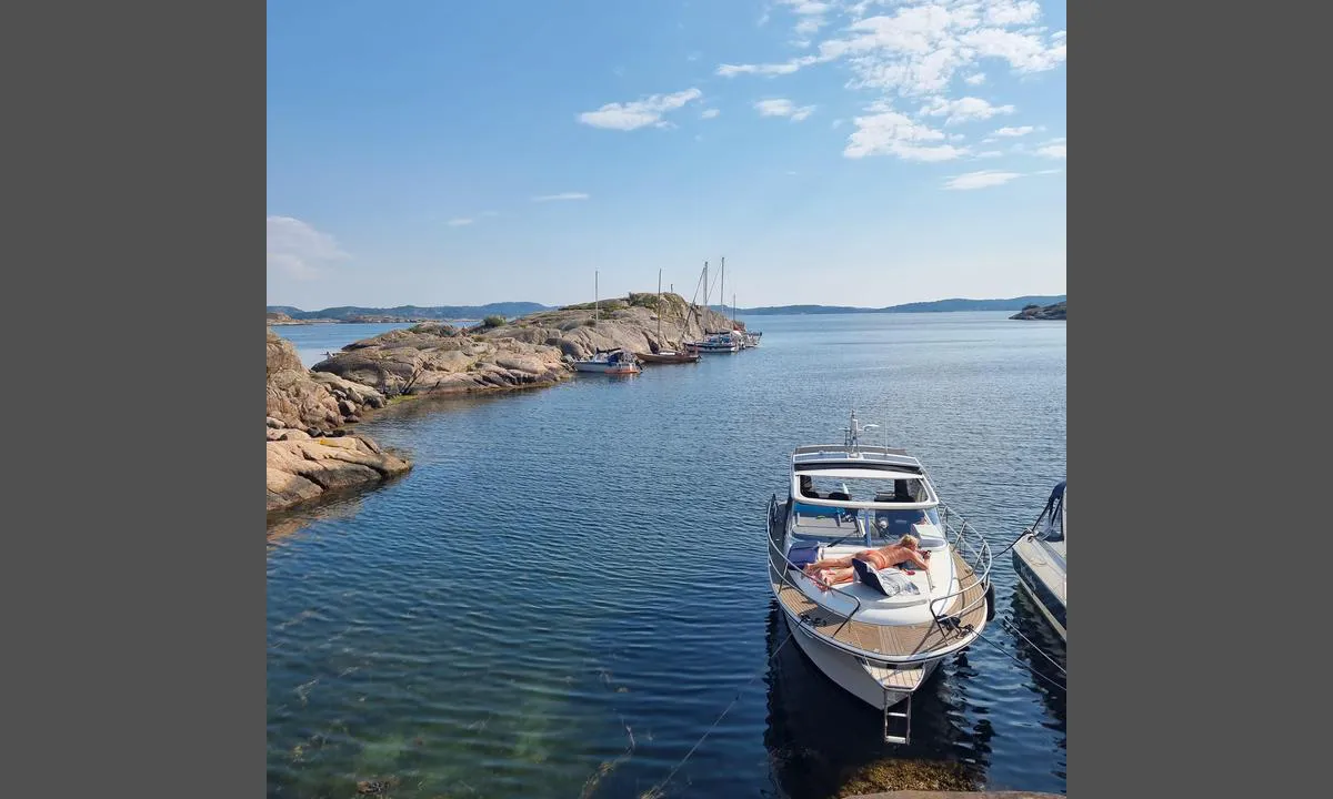 Hälsön: {"base": "no", "no": "Innerst i viken.", "se": "<p>Innerst i viken.</p>", "en": "Innermost in the cove.", "da": "Inderst i vigen.", "fr": "\u00c0 l'extr\u00e9mit\u00e9 du fjord.", "de": "Ganz innen in der Bucht.", "es": "Al fondo de la bah\u00eda.", "it": "Alla fine della baia.", "pt": "No fundo da ba\u00eda.", "nl": "Binnen in de baai.", "pl": "Na ko\u0144cu zatoki.", "uk": "\u0412 \u0441\u0430\u043c\u043e\u043c\u0443 \u043a\u0456\u043d\u0446\u0456 \u0431\u0443\u0445\u0442\u0438.", "ro": "\u00cen interiorul golfului.", "tr": "Koyun en dibinde.", "el": "\u03a3\u03c4\u03bf \u03b2\u03ac\u03b8\u03bf\u03c2 \u03c4\u03bf\u03c5 \u03ba\u03cc\u03bb\u03c0\u03bf\u03c5.", "cs": "Vnit\u0159ek z\u00e1livu.", "hu": "A fjord belsej\u00e9ben.", "fi": "Syv\u00e4ll\u00e4 lahden pohjukassa.", "bg": "\u0412\u044a\u0442\u0440\u0435 \u0432 \u0437\u0430\u043b\u0438\u0432\u0430.", "sr": "Na kraju zaliva.", "et": "Lahe sisemises osas.", "lv": "Iek\u0161pus\u0113 l\u012b\u010da", "lt": "\u012elankos viduje."}