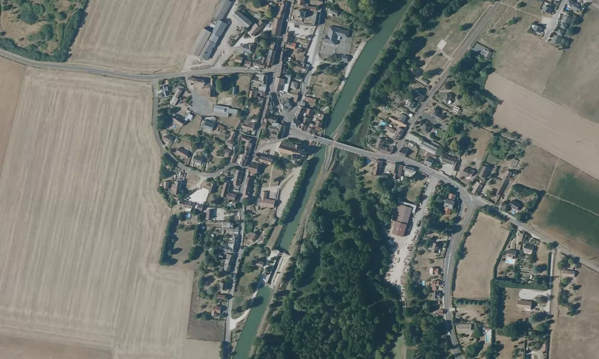 Flyfoto av Halte nautique  De Montbouy