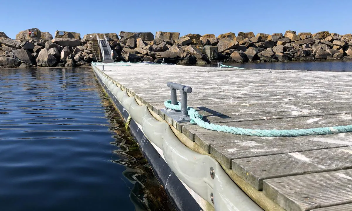 Gjestebrygga på Halten er stor og solid. Det er plass til omkring fem større båter på hver side med longside fortøying.