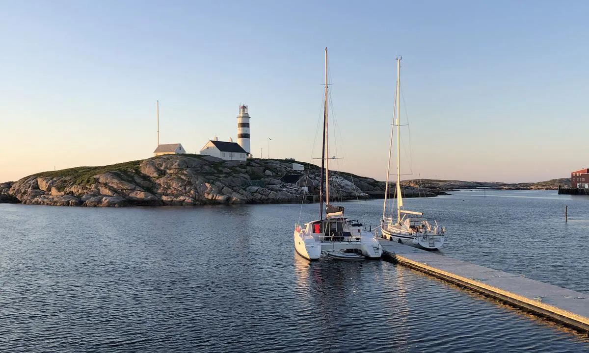 Gjestebrygga på Halten ligger rett innenfor moloen når du kommer inn vestfra, og du har utsikt rett mot det ikoniske fyret.