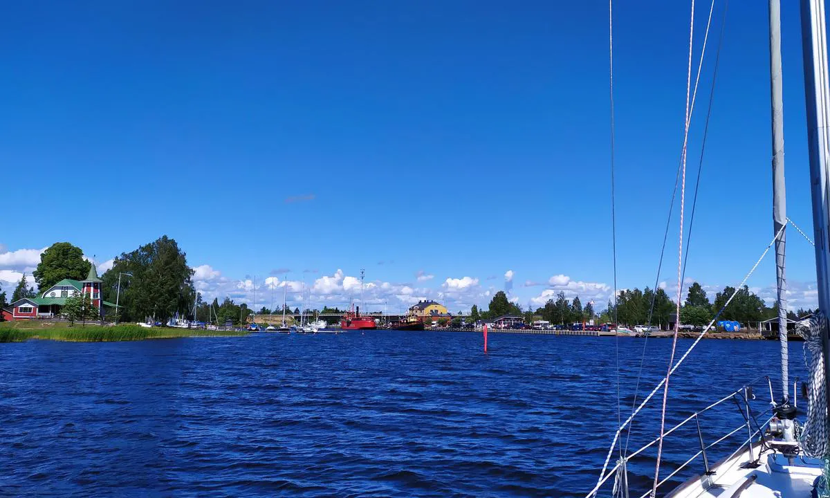 Left Hamina sailing club main building. There is boat from the island to main land. You need to follow marked path carefully.