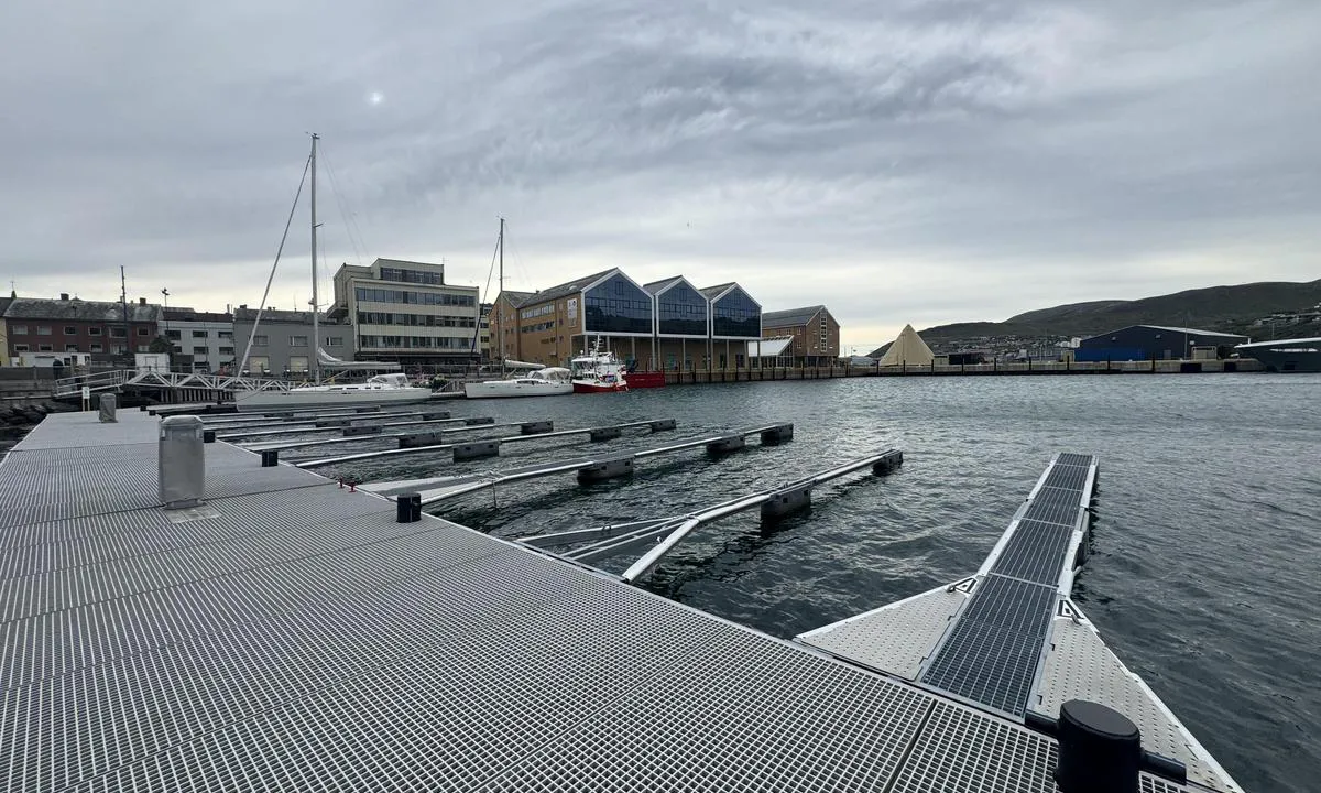 Hammerfest: {"base": "no", "no": "Mulig \u00e5 ligge p\u00e5 alle plasser her innerst p\u00e5 flytekai. Ogs\u00e5 i b\u00e5ser med forskjellig st\u00f8rrelser.", "se": "M\u00f6jligt att ligga p\u00e5 alla platser h\u00e4r innerst vid flytbryggan. \u00c4ven i b\u00e5tplatser med olika storlekar.", "en": "Possible to moor at all spots here at the innermost part of the floating dock. Also in berths of different sizes.", "da": "Muligt at ligge p\u00e5 alle pladser her inderst p\u00e5 flydebroen. Ogs\u00e5 i b\u00e5se med forskellige st\u00f8rrelser.", "fr": "Il est possible de s'amarrer \u00e0 toutes les places ici au fond du quai flottant. \u00c9galement dans des postes d'amarrage de diff\u00e9rentes tailles.", "de": "Es ist m\u00f6glich, an allen Pl\u00e4tzen hier ganz innen an der Schwimmsteganlage zu liegen. Auch in Boxen mit unterschiedlichen Gr\u00f6\u00dfen.", "es": "Es posible atracar en todos los lugares aqu\u00ed en el muelle flotante interior. Tambi\u00e9n en amarras de diferentes tama\u00f1os.", "it": "Possibile ormeggiare in tutte le postazioni qui all'interno del pontile galleggiante. Anche in posti di diverse dimensioni.", "pt": "\u00c9 poss\u00edvel atracar em todos os lugares aqui no final do cais flutuante. Tamb\u00e9m em boxes de tamanhos variados.", "nl": "Mogelijk om aan alle plaatsen hier binnen aan de drijvende steiger te liggen. Ook in vakken van verschillende groottes.", "pl": "Mo\u017cliwo\u015b\u0107 cumowania na wszystkich miejscach tutaj na ko\u0144cu p\u0142ywaj\u0105cego pomostu. R\u00f3wnie\u017c w boksach o r\u00f3\u017cnych rozmiarach.", "uk": "\u041c\u043e\u0436\u043b\u0438\u0432\u043e \u0441\u0442\u043e\u044f\u0442\u0438 \u043d\u0430 \u0432\u0441\u0456\u0445 \u043c\u0456\u0441\u0446\u044f\u0445 \u0442\u0443\u0442, \u0432\u0441\u0435\u0440\u0435\u0434\u0438\u043d\u0456 \u043d\u0430 \u043f\u043b\u0430\u0432\u0443\u0447\u0456\u0439 \u043a\u0430\u0457. \u0422\u0430\u043a\u043e\u0436 \u0443 \u0431\u0443\u0445\u0442\u0430\u0445 \u0440\u0456\u0437\u043d\u0438\u0445 \u0440\u043e\u0437\u043c\u0456\u0440\u0456\u0432.", "ro": "Posibilitate de a sta\u021biona \u00een toate locurile de aici, \u00een cap\u0103tul platformei plutitoare. De asemenea, \u00een locuri de ancorare de diferite dimensiuni.", "tr": "U\u00e7taki y\u00fczer iskelede t\u00fcm yerlerde demirlemek m\u00fcmk\u00fcnd\u00fcr. Farkl\u0131 boyutlarda yerler de mevcuttur.", "el": "\u0395\u03af\u03bd\u03b1\u03b9 \u03b4\u03c5\u03bd\u03b1\u03c4\u03cc\u03bd \u03bd\u03b1 \u03b4\u03ad\u03c3\u03b5\u03c4\u03b5 \u03c3\u03b5 \u03cc\u03bb\u03b5\u03c2 \u03c4\u03b9\u03c2 \u03b8\u03ad\u03c3\u03b5\u03b9\u03c2 \u03b5\u03b4\u03ce \u03c3\u03c4\u03bf \u03b5\u03c3\u03c9\u03c4\u03b5\u03c1\u03b9\u03ba\u03cc \u03c4\u03b7\u03c2 \u03c0\u03bb\u03c9\u03c4\u03ae\u03c2 \u03b1\u03c0\u03bf\u03b2\u03ac\u03b8\u03c1\u03b1\u03c2. \u0395\u03c0\u03af\u03c3\u03b7\u03c2 \u03c3\u03b5 \u03b8\u03ad\u03c3\u03b5\u03b9\u03c2 \u03b4\u03b9\u03b1\u03c6\u03bf\u03c1\u03b5\u03c4\u03b9\u03ba\u03ce\u03bd \u03bc\u03b5\u03b3\u03b5\u03b8\u03ce\u03bd.", "cs": "Mo\u017en\u00e9 kotvit na v\u0161ech m\u00edstech zde v nejvnit\u0159n\u011bj\u0161\u00ed \u010d\u00e1sti plovouc\u00edho mola. Tak\u00e9 v boxech r\u016fzn\u00e9 velikosti.", "hu": "Lehet\u0151s\u00e9g van minden helyen, itt a legbel\u00fcl a \u00fasz\u00f3m\u00f3l\u00f3n kik\u00f6tni. K\u00fcl\u00f6nb\u00f6z\u0151 m\u00e9ret\u0171 kik\u00f6t\u0151helyekkel is rendelkezik.", "fi": "Kaikilla paikoilla t\u00e4\u00e4ll\u00e4 sisimm\u00e4ll\u00e4 kelluvalla laiturilla voi kiinnitty\u00e4. My\u00f6s erikokoisissa venepaikoissa.", "bg": "\u0412\u044a\u0437\u043c\u043e\u0436\u043d\u043e \u0435 \u0434\u0430 \u0441\u0435 \u0430\u043a\u043e\u0441\u0442\u0438\u0440\u0430 \u043d\u0430 \u0432\u0441\u0438\u0447\u043a\u0438 \u043c\u0435\u0441\u0442\u0430 \u0442\u0443\u043a \u0432\u044a\u0442\u0440\u0435 \u043d\u0430 \u043f\u043b\u0430\u0432\u0430\u0449\u0438\u044f \u043a\u0435\u0439. \u0421\u044a\u0449\u043e \u0442\u0430\u043a\u0430 \u0438 \u0432 \u043a\u044a\u0449\u0438\u0447\u043a\u0438 \u0441 \u0440\u0430\u0437\u043b\u0438\u0447\u043d\u0438 \u0440\u0430\u0437\u043c\u0435\u0440\u0438.", "sr": "\u041c\u043e\u0433\u0443\u045b\u0435 \u0458\u0435 \u043f\u0440\u0438\u0432\u0435\u0437\u0430\u0442\u0438 \u0441\u0435 \u043d\u0430 \u0441\u0432\u0438\u043c \u043c\u0435\u0441\u0442\u0438\u043c\u0430 \u043e\u0432\u0434\u0435 \u043d\u0430 \u043a\u0440\u0430\u0458\u0443 \u043f\u043b\u0443\u0442\u0430\u0458\u0443\u045b\u0435\u0433 \u043f\u0440\u0438\u0441\u0442\u0430\u043d\u0438\u0448\u0442\u0430. \u0422\u0430\u043a\u043e\u0452\u0435 \u0438 \u0443 \u0431\u043e\u043a\u0441\u043e\u0432\u0438\u043c\u0430 \u0440\u0430\u0437\u043b\u0438\u0447\u0438\u0442\u0438\u0445 \u0432\u0435\u043b\u0438\u0447\u0438\u043d\u0430.", "et": "V\u00f5imalik peatuda k\u00f5ikides kohtades siin ujukkai sisemises osas. Samuti erisuurustega puksides.", "lv": "Iesp\u0113jams piek\u013c\u016bt vis\u0101m viet\u0101m \u0161eit pie iek\u0161\u0113j\u0101s peldo\u0161\u0101s laipas. Ar\u012b viet\u0101s ar da\u017e\u0101diem izm\u0113riem.", "lt": "Galima stov\u0117ti visose vietose ties vidine plaukiojan\u010dia prieplauka. Taip pat ir \u012fvairaus dyd\u017eio aik\u0161tel\u0117se."}