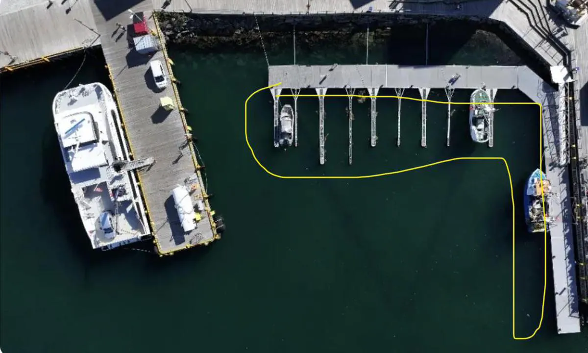 Hammerfest: {"base": "no", "no": "I f\u00f8lge havnevakten som im\u00f8tekom oss kunne vi ligge hvor som helst p\u00e5 denne flytebrygga. Ogs\u00e5 i b\u00e5ser.", "se": "Enligt hamnvakten som m\u00f6tte oss kunde vi ligga varsomhelst vid denna flytbrygga. Ocks\u00e5 i b\u00e5s.", "en": "According to the harbor master who greeted us, we could dock anywhere on this floating pier. Also in the berths.", "da": "If\u00f8lge havnevagten, som im\u00f8dekom os, kunne vi ligge hvor som helst p\u00e5 denne flydebro. Ogs\u00e5 i b\u00e5se.", "fr": "Selon le garde-port qui nous a accueillis, nous pouvions nous amarrer n'importe o\u00f9 sur ce ponton flottant. Aussi dans les boxes.", "de": "Laut dem Hafenw\u00e4chter, der uns begr\u00fc\u00dfte, konnten wir \u00fcberall an diesem Schwimmsteg festmachen. Auch in den Boxen.", "es": "Seg\u00fan el vigilante del puerto que nos recibi\u00f3, pod\u00edamos atracar en cualquier lugar de este muelle flotante. Tambi\u00e9n en puestos.", "it": "Secondo il guardiano del porto che ci ha accolto, potevamo ormeggiare ovunque su questo pontile galleggiante. Anche negli spazi riservati.", "pt": "De acordo com o vigia do porto que nos recebeu, poder\u00edamos atracar em qualquer lugar neste cais flutuante. Inclusive nas vagas.", "nl": "Volgens de havenmeester die ons ontmoette, konden we overal aan deze drijvende steiger liggen. Ook in de boxen.", "pl": "Wed\u0142ug stra\u017cnika portu, kt\u00f3ry nas przywita\u0142, mogli\u015bmy zacumowa\u0107 gdziekolwiek przy tym p\u0142ywaj\u0105cym pomo\u015bcie. R\u00f3wnie\u017c w boksach.", "uk": "\u0417\u0433\u0456\u0434\u043d\u043e \u0437 \u0447\u0435\u0440\u0433\u043e\u0432\u0438\u043c \u043d\u0430 \u0433\u0430\u0432\u0430\u043d\u0456, \u044f\u043a\u0438\u0439 \u043d\u0430\u0441 \u043f\u0440\u0438\u0439\u043d\u044f\u0432, \u043c\u0438 \u043c\u043e\u0433\u043b\u0438 \u0431 \u0437\u043d\u0430\u0445\u043e\u0434\u0438\u0442\u0438\u0441\u044f \u0431\u0443\u0434\u044c-\u0434\u0435 \u043d\u0430 \u0446\u044c\u043e\u043c\u0443 \u043f\u043b\u0430\u0432\u0443\u0447\u043e\u043c\u0443 \u043f\u0440\u0438\u0447\u0430\u043b\u0456. \u0422\u0430\u043a\u043e\u0436 \u0443 \u0441\u0442\u043e\u044f\u043d\u043a\u0430\u0445 \u0434\u043b\u044f \u0447\u043e\u0432\u043d\u0456\u0432.", "ro": "Conform paznicului de port care ne-a \u00eent\u00e2mpinat, puteam sta oricunde pe acest ponton flotant. De asemenea, \u00een balcoane.", "tr": "Liman bek\u00e7isinin bizi kar\u015f\u0131larken s\u00f6yledi\u011fine g\u00f6re, bu y\u00fczer iskelenin herhangi bir yerinde durabilirmi\u015fiz. Yuvalarda da.", "el": "\u03a3\u03cd\u03bc\u03c6\u03c9\u03bd\u03b1 \u03bc\u03b5 \u03c4\u03bf\u03bd \u03c6\u03cd\u03bb\u03b1\u03ba\u03b1 \u03c4\u03bf\u03c5 \u03bb\u03b9\u03bc\u03b1\u03bd\u03b9\u03bf\u03cd \u03c0\u03bf\u03c5 \u03bc\u03b1\u03c2 \u03c5\u03c0\u03bf\u03b4\u03ad\u03c7\u03b8\u03b7\u03ba\u03b5, \u03b8\u03b1 \u03bc\u03c0\u03bf\u03c1\u03bf\u03cd\u03c3\u03b1\u03bc\u03b5 \u03bd\u03b1 \u03b4\u03ad\u03c3\u03bf\u03c5\u03bc\u03b5 \u03bf\u03c0\u03bf\u03c5\u03b4\u03ae\u03c0\u03bf\u03c4\u03b5 \u03c3\u03b5 \u03b1\u03c5\u03c4\u03ae\u03bd \u03c4\u03b7\u03bd \u03c0\u03bb\u03c9\u03c4\u03ae \u03b1\u03c0\u03bf\u03b2\u03ac\u03b8\u03c1\u03b1. \u039f\u03bc\u03bf\u03af\u03c9\u03c2 \u03ba\u03b1\u03b9 \u03c3\u03b5 \u03b8\u03ad\u03c3\u03b5\u03b9\u03c2 \u03b5\u03bb\u03bb\u03b9\u03bc\u03b5\u03bd\u03b9\u03c3\u03bc\u03bf\u03cd.", "cs": "Podle p\u0159\u00edstavn\u00edho dozorce, kter\u00fd n\u00e1s p\u0159iv\u00edtal, jsme mohli st\u00e1t kdekoliv na tomto plovouc\u00edm molu. Tak\u00e9 v odd\u011blen\u00edch.", "hu": "A kik\u00f6t\u0151mester szerint, aki fogadott minket, b\u00e1rhol kik\u00f6thet\u00fcnk ezen az \u00fasz\u00f3 m\u00f3l\u00f3n. Bele\u00e9rtve a boxokat is.", "fi": "Satamavalvojan mukaan, joka otti meid\u00e4t vastaan, voisimme kiinnitty\u00e4 mihin tahansa t\u00e4lle kelluvalle laiturille. My\u00f6s venepaikkoihin.", "bg": "\u0421\u043f\u043e\u0440\u0435\u0434 \u043f\u0440\u0438\u0441\u0442\u0430\u043d\u0438\u0449\u043d\u0438\u044f \u043f\u0430\u0437\u0430\u0447, \u043a\u043e\u0439\u0442\u043e \u043d\u0438 \u043f\u043e\u0441\u0440\u0435\u0449\u043d\u0430, \u0431\u0438\u0445\u043c\u0435 \u043c\u043e\u0433\u043b\u0438 \u0434\u0430 \u0441\u0435 \u043e\u0441\u0438\u0433\u0443\u0440\u0438\u043c \u043a\u044a\u0434\u0435\u0442\u043e \u0438 \u0434\u0430 \u0435 \u043d\u0430 \u0442\u043e\u0437\u0438 \u043f\u043b\u0430\u0432\u0430\u0449 \u043a\u0435\u0439. \u0412\u043a\u043b\u044e\u0447\u0438\u0442\u0435\u043b\u043d\u043e \u0438 \u0432 \u043c\u0435\u0441\u0442\u0430\u0442\u0430 \u0437\u0430 \u043b\u043e\u0434\u043a\u0438.", "sr": "Prema re\u010dima lu\u010dkog stra\u017eara koji nas je do\u010dekao, mogli smo privezati bilo gde na ovom plutaju\u0107em pristani\u0161tu. Tako\u0111e u boksovima.", "et": "Sadamavaht, kes meid vastu v\u00f5ttis, \u00fctles, et v\u00f5ime selle ujuvkai k\u00fclge kinnituda \u00fcksk\u00f5ik kuhu. Samuti bokside sisse.", "lv": "Saska\u0146\u0101 ar ostas de\u017euranta sniegto inform\u0101ciju m\u0113s var\u0113j\u0101m piest\u0101t jebkur pie \u0161\u012bs peldo\u0161\u0101s piest\u0101tnes. Ar\u012b dokos.", "lt": "Pasak uosto sargybos, kuri mus pasitiko, gal\u0117jome stov\u0117ti bet kurioje \u0161ios pontono vietoje. Taip pat ir prieplaukose."}