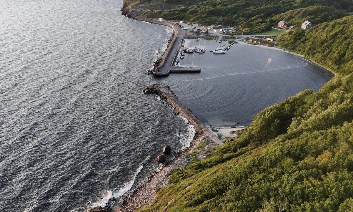 Hammerhavn - Allinge: {"base": "de", "no": "Sommer 2024", "se": "Sommar 2024", "en": "Summer 2024", "da": "Sommer 2024", "fr": "\u00c9t\u00e9 2024", "de": "Sommer 2024", "es": "Verano 2024", "it": "Estate 2024", "pt": "Ver\u00e3o 2024", "nl": "Zomer 2024", "pl": "Lato 2024", "uk": "\u041b\u0456\u0442\u043e 2024", "ro": "Vara 2024", "tr": "Yaz 2024", "el": "\u039a\u03b1\u03bb\u03bf\u03ba\u03b1\u03af\u03c1\u03b9 2024", "cs": "L\u00e9to 2024", "hu": "Ny\u00e1r 2024", "fi": "Kes\u00e4 2024", "bg": "\u041b\u044f\u0442\u043e 2024", "sr": "\u041b\u0435\u0442\u043e 2024", "et": "Suvi 2024", "lv": "Vasara 2024", "lt": "Vasara 2024"}