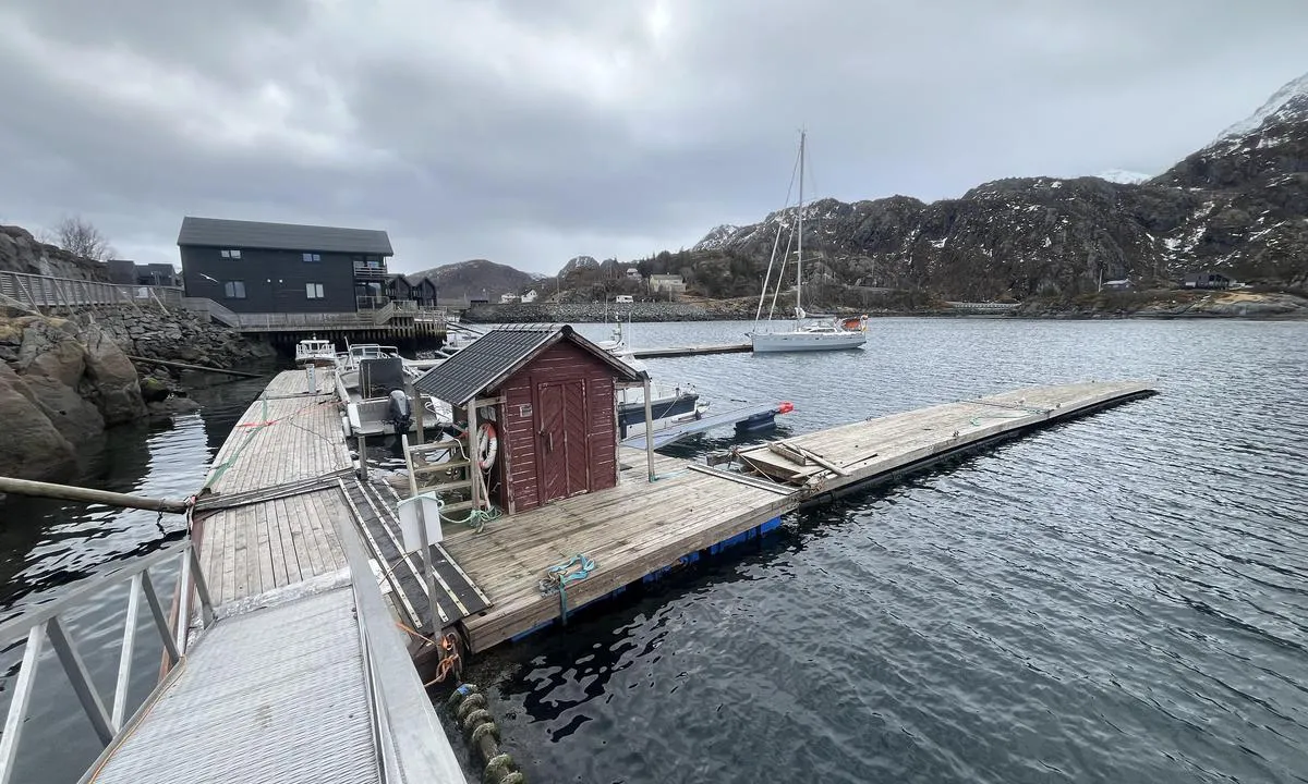 Hamn i Senja: {"base": "en", "no": "Ingen vann eller elektrisitet / 1. mai 2025", "se": "Ingen vatten eller elektricitet / 1 maj 2025", "en": "No water or electricity / 1st may 2025", "da": "Ingen vand eller elektricitet / 1. maj 2025", "fr": "Pas d'eau ni d'\u00e9lectricit\u00e9 / 1er mai 2025", "de": "Kein Wasser oder Strom / 1. Mai 2025", "es": "No hay agua ni electricidad / 1 de mayo de 2025", "it": "Nessuna acqua n\u00e9 elettricit\u00e0 / 1\u00b0 maggio 2025", "pt": "Sem \u00e1gua ou eletricidade / 1\u00ba de maio de 2025", "nl": "Geen water of elektriciteit / 1 mei 2025", "pl": "Brak wody i pr\u0105du / 1 maja 2025", "uk": "\u0412\u043e\u0434\u0430 \u0442\u0430 \u0435\u043b\u0435\u043a\u0442\u0440\u0438\u043a\u0430 \u0432\u0456\u0434\u0441\u0443\u0442\u043d\u0456 / 1 \u0442\u0440\u0430\u0432\u043d\u044f 2025", "ro": "Nu exist\u0103 ap\u0103 sau electricitate / 1 mai 2025", "tr": "Su veya elektrik yok / 1 May\u0131s 2025", "el": "\u0394\u03b5\u03bd \u03c5\u03c0\u03ac\u03c1\u03c7\u03b5\u03b9 \u03bd\u03b5\u03c1\u03cc \u03ae \u03b7\u03bb\u03b5\u03ba\u03c4\u03c1\u03b9\u03ba\u03cc \u03c1\u03b5\u03cd\u03bc\u03b1 / 1\u03b7 \u039c\u03b1\u0390\u03bf\u03c5 2025", "cs": "\u017d\u00e1dn\u00e1 voda ani elekt\u0159ina / 1. kv\u011btna 2025", "hu": "Nincs v\u00edz vagy \u00e1ram / 2025. m\u00e1jus 1.", "fi": "Ei vett\u00e4 tai s\u00e4hk\u00f6\u00e4 / 1. toukokuuta 2025", "bg": "\u041d\u044f\u043c\u0430 \u0432\u043e\u0434\u0430 \u0438\u043b\u0438 \u0435\u043b\u0435\u043a\u0442\u0440\u0438\u0447\u0435\u0441\u0442\u0432\u043e / 1 \u043c\u0430\u0439 2025 \u0433.", "sr": "Nema vode ni struje / 1. maj 2025.", "et": "Ei ole vett ega elektrit / 1. mai 2025", "lv": "Nav \u016bdens vai elektr\u012bbas / 2025. gada 1. maijs", "lt": "N\u0117ra vandens ar elektros / 2025 m. gegu\u017e\u0117s 1 d."}
