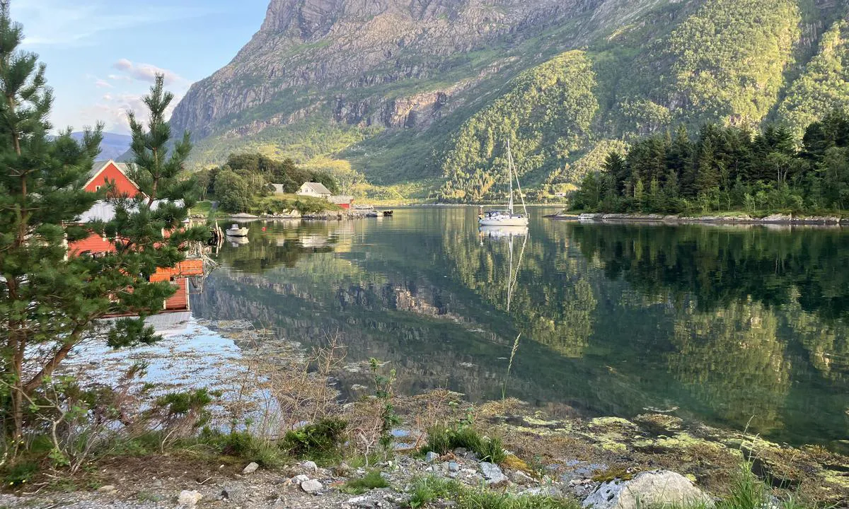 Hamnen: {"base": "no", "no": "P\u00e5 \u00f8stsiden av bukten er det grunnere, ca. 7\u202fm, mens vestsiden har ca. 10\u202fm dybde. Vi valgte \u00e5 ligge p\u00e5 \u00f8stsiden", "se": "P\u00e5 \u00f6stra sidan av bukten \u00e4r det grundare, ca 7\u202fm, medan v\u00e4stra sidan har ca 10\u202fm djup. Vi valde att ligga p\u00e5 \u00f6stra sidan.", "en": "On the east side of the bay, it is shallower, about 7 m, while the west side has a depth of about 10 m. We chose to stay on the east side.", "da": "P\u00e5 \u00f8stsiden af bugten er der lavere vand, ca. 7 m, mens vestsiden har ca. 10 m dybde. Vi valgte at ligge p\u00e5 \u00f8stsiden", "fr": "\u00c0 l'est de la baie, la profondeur est plus faible, environ 7\u202fm, tandis que du c\u00f4t\u00e9 ouest, elle est d'environ 10\u202fm. Nous avons choisi de nous amarrer du c\u00f4t\u00e9 est.", "de": "Auf der Ostseite der Bucht ist es flacher, ca. 7\u202fm, w\u00e4hrend die Westseite eine Tiefe von ca. 10\u202fm hat. Wir entschieden uns, auf der Ostseite zu liegen.", "es": "En el lado este de la bah\u00eda es m\u00e1s superficial, aprox. 7 m, mientras que el lado oeste tiene aprox. 10 m de profundidad. Decidimos amarrar en el lado este", "it": "<p>Sul lato est della baia \u00e8 pi\u00f9 basso, circa 7 m, mentre il lato ovest ha circa 10 m di profondit\u00e0. Abbiamo scelto di ormeggiare sul lato est.</p>", "pt": "No lado leste da ba\u00eda, \u00e9 mais raso, ca. 7 m, enquanto o lado oeste tem ca. 10 m de profundidade. Escolhemos ficar no lado leste.", "nl": "Aan de oostzijde van de baai is het ondieper, ongeveer 7\u202fm, terwijl de westzijde een diepte van ongeveer 10\u202fm heeft. We kozen ervoor om aan de oostzijde te liggen.", "pl": "Po wschodniej stronie zatoki jest p\u0142ycej, ok. 7 m, natomiast po zachodniej stronie g\u0142\u0119boko\u015b\u0107 wynosi ok. 10 m. Zdecydowali\u015bmy si\u0119 zacumowa\u0107 po wschodniej stronie.", "uk": "\u041d\u0430 \u0441\u0445\u0456\u0434\u043d\u0456\u0439 \u0441\u0442\u043e\u0440\u043e\u043d\u0456 \u0437\u0430\u0442\u043e\u043a\u0438 \u0433\u043b\u0438\u0431\u0438\u043d\u0430 \u043c\u0435\u043d\u0448\u0430, \u0431\u043b\u0438\u0437\u044c\u043a\u043e 7 \u043c, \u0442\u043e\u0434\u0456 \u044f\u043a \u043d\u0430 \u0437\u0430\u0445\u0456\u0434\u043d\u0456\u0439 \u0441\u0442\u043e\u0440\u043e\u043d\u0456 \u0433\u043b\u0438\u0431\u0438\u043d\u0430 \u043f\u0440\u0438\u0431\u043b\u0438\u0437\u043d\u043e 10 \u043c. \u041c\u0438 \u0432\u0438\u0440\u0456\u0448\u0438\u043b\u0438 \u0441\u0442\u043e\u044f\u0442\u0438 \u043d\u0430 \u0441\u0445\u0456\u0434\u043d\u0456\u0439 \u0441\u0442\u043e\u0440\u043e\u043d\u0456", "ro": "Pe partea de est a golfului este mai pu\u021bin ad\u00e2nc, aproximativ 7 m, \u00een timp ce partea vestic\u0103 are o ad\u00e2ncime de aproximativ 10 m. Am ales s\u0103 sta\u021bion\u0103m pe partea de est.", "tr": "Koyun do\u011fu taraf\u0131 daha s\u0131\u011f olup, yakla\u015f\u0131k 7 metredir, bat\u0131 taraf\u0131 ise yakla\u015f\u0131k 10 metredir. Do\u011fu taraf\u0131nda kalmay\u0131 tercih ettik.", "el": "\u03a3\u03c4\u03b7\u03bd \u03b1\u03bd\u03b1\u03c4\u03bf\u03bb\u03b9\u03ba\u03ae \u03c0\u03bb\u03b5\u03c5\u03c1\u03ac \u03c4\u03bf\u03c5 \u03ba\u03cc\u03bb\u03c0\u03bf\u03c5 \u03b5\u03af\u03bd\u03b1\u03b9 \u03c0\u03b9\u03bf \u03c1\u03b7\u03c7\u03ac, \u03c0\u03b5\u03c1\u03af\u03c0\u03bf\u03c5 7 \u03bc., \u03b5\u03bd\u03ce \u03b7 \u03b4\u03c5\u03c4\u03b9\u03ba\u03ae \u03c0\u03bb\u03b5\u03c5\u03c1\u03ac \u03ad\u03c7\u03b5\u03b9 \u03c0\u03b5\u03c1\u03af\u03c0\u03bf\u03c5 10 \u03bc. \u03b2\u03ac\u03b8\u03bf\u03c2. \u0395\u03c0\u03b9\u03bb\u03ad\u03be\u03b1\u03bc\u03b5 \u03bd\u03b1 \u03b4\u03ad\u03c3\u03bf\u03c5\u03bc\u03b5 \u03c3\u03c4\u03b7\u03bd \u03b1\u03bd\u03b1\u03c4\u03bf\u03bb\u03b9\u03ba\u03ae \u03c0\u03bb\u03b5\u03c5\u03c1\u03ac.", "cs": "Na v\u00fdchodn\u00ed stran\u011b z\u00e1toky je m\u011bl\u010d\u00ed voda, asi 7 m, zat\u00edmco z\u00e1padn\u00ed strana m\u00e1 hloubku cca 10 m. Rozhodli jsme se zakotvit na v\u00fdchodn\u00ed stran\u011b", "hu": "A keleti partj\u00e1n az \u00f6b\u00f6l sek\u00e9lyebb, kb. 7 m m\u00e9lys\u00e9g\u0171, m\u00edg a nyugati oldalon kb. 10 m m\u00e9lys\u00e9g\u0171 a v\u00edz. Mi a keleti oldalon horgonyoztunk le.", "fi": "Lahden it\u00e4puolella on matalampaa, noin 7 m, kun taas l\u00e4nsipuolella on noin 10 m syvyytt\u00e4. Valitsimme it\u00e4puolen.", "bg": "\u041d\u0430 \u0438\u0437\u0442\u043e\u0447\u043d\u0430\u0442\u0430 \u0447\u0430\u0441\u0442 \u043d\u0430 \u0437\u0430\u043b\u0438\u0432\u0430 \u0435 \u043f\u043e-\u043f\u043b\u0438\u0442\u043a\u043e, \u043e\u043a\u043e\u043b\u043e 7\u202f\u043c, \u0434\u043e\u043a\u0430\u0442\u043e \u0437\u0430\u043f\u0430\u0434\u043d\u0430\u0442\u0430 \u0447\u0430\u0441\u0442 \u0438\u043c\u0430 \u043e\u043a\u043e\u043b\u043e 10\u202f\u043c \u0434\u044a\u043b\u0431\u043e\u0447\u0438\u043d\u0430. \u041d\u0438\u0435 \u0438\u0437\u0431\u0440\u0430\u0445\u043c\u0435 \u0434\u0430 \u0441\u0435 \u043d\u0430\u043c\u0438\u0440\u0430\u043c\u0435 \u043d\u0430 \u0438\u0437\u0442\u043e\u0447\u043d\u0430\u0442\u0430 \u0441\u0442\u0440\u0430\u043d\u0430.", "sr": "Na isto\u010dnoj strani zaliva je pli\u0107e, oko 7\u202fm, dok zapadna strana ima dubinu od oko 10\u202fm. Odlu\u010dili smo da se zadr\u017eimo na isto\u010dnoj strani.", "et": "Lahe idak\u00fclg on madalam, ca. 7\u202fm, samas kui l\u00e4\u00e4nek\u00fcljel on ca. 10\u202fm s\u00fcgavus. Me otsustasime peatuda idak\u00fcljel", "lv": "Austrumu pus\u0113 l\u012bc\u012b ir sekl\u0101ks, aptuveni 7 m, kam\u0113r rietumu pus\u0113 ir aptuveni 10 m dzi\u013cums. M\u0113s izv\u0113l\u0113j\u0101mies pietauvoties austrumu pus\u0113.", "lt": "Rytin\u0117je \u012flankos pus\u0117je yra sekliau, apie 7\u202fm, o vakarin\u0117je pus\u0117je gylis yra apie 10\u202fm. Mes nusprend\u0117me stov\u0117ti rytin\u0117je pus\u0117je"}