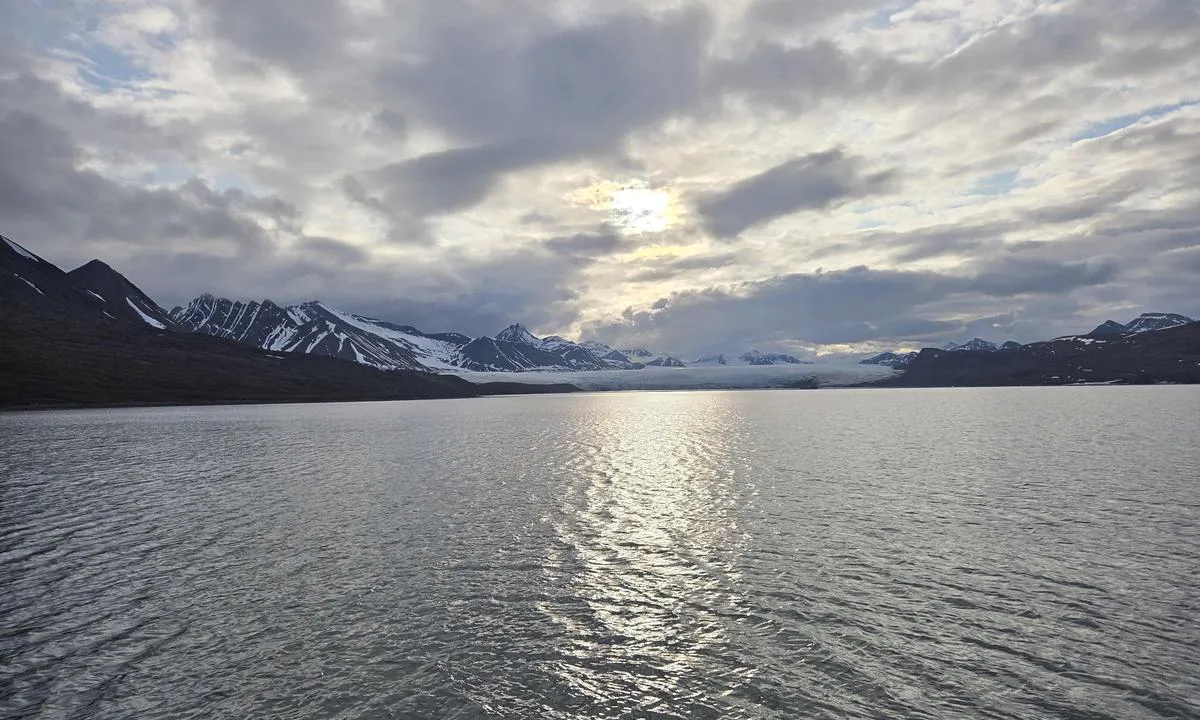 Hamnodden: {"base": "no", "no": "Videre innover mot Fridtjofbreen", "se": "Vidare in\u00e5t mot Fridtjofglaci\u00e4ren", "en": "Further in towards Fridtjofbreen", "da": "Videre indad mod Fridtjofbreen", "fr": "En continuant vers l'int\u00e9rieur vers le Fridtjofbreen", "de": "Weiter hinein in Richtung Fridtjofbreen", "es": "M\u00e1s adentro hacia Fridtjofbreen", "it": "Proseguendo verso l'interno in direzione di Fridtjofbreen", "pt": "Continuando em dire\u00e7\u00e3o ao Fridtjofbreen", "nl": "Verder naar binnen richting Fridtjofbreen", "pl": "Dalej w g\u0142\u0105b w kierunku Fridtjofbreen", "uk": "\u0414\u0430\u043b\u0456 \u0432\u0441\u0435\u0440\u0435\u0434\u0438\u043d\u0443 \u0434\u043e \u043b\u044c\u043e\u0434\u043e\u0432\u0438\u043a\u0430 \u0424\u0440\u0438\u0442\u044c\u0439\u043e\u0444\u0430", "ro": "Mai departe spre interior c\u0103tre Fridtjofbreen", "tr": "Fridtjofbreen'e do\u011fru daha i\u00e7eriye", "el": "\u03a0\u03b5\u03c1\u03b1\u03b9\u03c4\u03ad\u03c1\u03c9 \u03c0\u03c1\u03bf\u03c2 \u03c4\u03bf \u03b5\u03c3\u03c9\u03c4\u03b5\u03c1\u03b9\u03ba\u03cc \u03c0\u03c1\u03bf\u03c2 \u03c4\u03bf Fridtjofbreen", "cs": "D\u00e1le sm\u011brem k Fridtjofbreenu", "hu": "Tov\u00e1bb befel\u00e9 Fridtjofbreen fel\u00e9", "fi": "Edelleen sis\u00e4\u00e4np\u00e4in kohti Fridtjof-j\u00e4\u00e4tikk\u00f6\u00e4", "bg": "\u041f\u0440\u043e\u0434\u044a\u043b\u0436\u0430\u0432\u0430\u0439\u043a\u0438 \u043d\u0430\u0432\u044a\u0442\u0440\u0435 \u043a\u044a\u043c \u043b\u0435\u0434\u043d\u0438\u043a\u0430 \u0424\u0440\u0438\u0434\u044c\u043e\u0444", "sr": "Dalje prema unutra\u0161njosti ka Fridtjofbreenu", "et": "Edasi sissepoole Fridtjofbreeni poole", "lv": "T\u0101l\u0101k uz iek\u0161u pret Fridtjofbreen", "lt": "Toliau \u012f vid\u0173 link Fridtjof ledyno"}