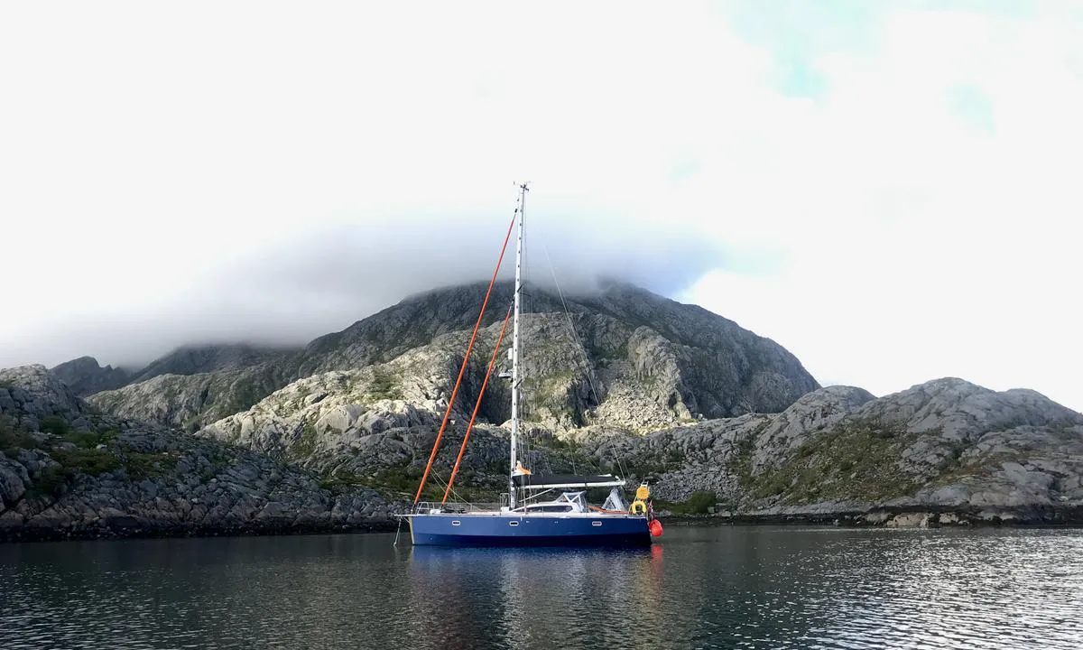 Hamnøya: Greit svingerom i bukta mot øst. Formasjonen i berget bak skulle utredes dagen etter, men tåke og regn satte stopper for det.