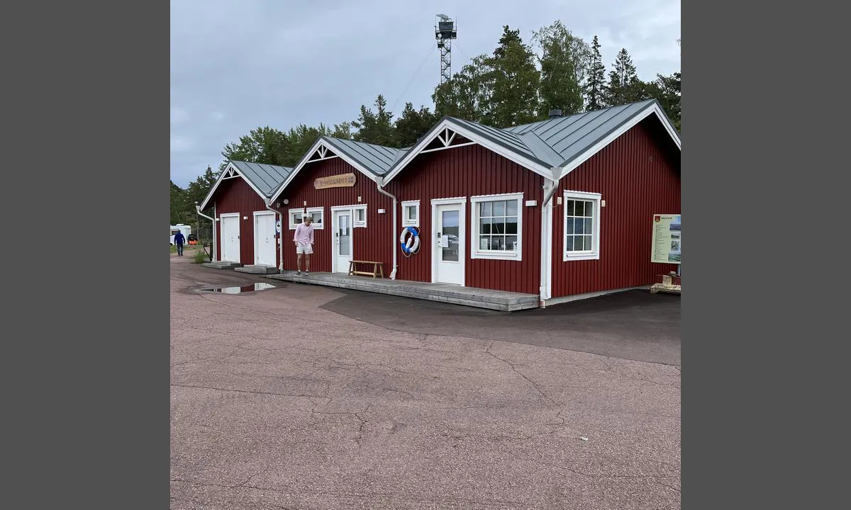 Hamnsundet - Saltvik: {"base": "de", "no": "Sanit\u00e6rbygninger", "se": "Sanitetsbyggnad", "en": "Sanitary building", "da": "Sanitetsbygning", "fr": "B\u00e2timent sanitaire", "de": "Sanit\u00e4rgeb\u00e4ude", "es": "Edificio sanitario", "it": "Edificio sanitario", "pt": "Edif\u00edcio sanit\u00e1rio", "nl": "Sanitairgebouw", "pl": "Budynek sanitarny", "uk": "\u0421\u0430\u043d\u0456\u0442\u0430\u0440\u043d\u0430 \u0431\u0443\u0434\u0456\u0432\u043b\u044f", "ro": "Cl\u0103dire sanitar\u0103", "tr": "Tuvaletler", "el": "\u039a\u03c4\u03af\u03c1\u03b9\u03bf \u03a5\u03b3\u03b5\u03b9\u03bf\u03bd\u03bf\u03bc\u03b9\u03ba\u03ce\u03bd \u0395\u03b3\u03ba\u03b1\u03c4\u03b1\u03c3\u03c4\u03ac\u03c3\u03b5\u03c9\u03bd", "cs": "Sanit\u00e1rn\u00ed budova", "hu": "Szanit\u00e1ris \u00e9p\u00fclet", "fi": "Saniteettirakennus", "bg": "\u0421\u0430\u043d\u0438\u0442\u0430\u0440\u043d\u0430 \u0441\u0433\u0440\u0430\u0434\u0430", "sr": "\u0417\u0433\u0440\u0430\u0434\u0430 \u0441\u0430\u043d\u0438\u0442\u0430\u0440\u0438\u0458\u0430", "et": "Sanitaarruumid", "lv": "Sanit\u0101r\u0101s \u0113kas", "lt": "Sanitarinis pastatas"}