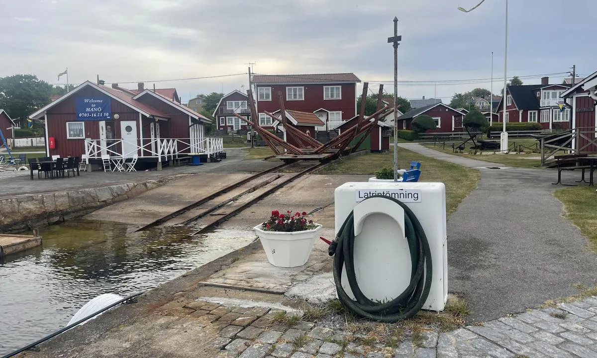 Hanö Gästhamn: {"base": "en", "no": "Avfallsvannsdisponering", "se": "Bortskaffande av avloppsvatten", "en": "Wasted water disposal", "da": "Bortskaffelse af spildt vand", "fr": "\u00c9limination des eaux us\u00e9es", "de": "Entsorgung von Abwasser", "es": "Eliminaci\u00f3n de aguas residuales", "it": "Smaltimento acque reflue", "pt": "Descarte de \u00e1gua desperdi\u00e7ada", "nl": "Afvalwaterverwerking", "pl": "Utylizacja zmarnowanej wody", "uk": "\u0423\u0442\u0438\u043b\u0456\u0437\u0430\u0446\u0456\u044f \u0432\u0438\u043a\u043e\u0440\u0438\u0441\u0442\u0430\u043d\u043e\u0457 \u0432\u043e\u0434\u0438", "ro": "Eliminare ap\u0103 uzat\u0103", "tr": "At\u0131k su bertaraf\u0131", "el": "\u0391\u03c0\u03cc\u03c1\u03c1\u03b9\u03c8\u03b7 \u03b1\u03c0\u03bf\u03b2\u03bb\u03ae\u03c4\u03c9\u03bd \u03cd\u03b4\u03b1\u03c4\u03bf\u03c2", "cs": "Likvidace odpadn\u00ed vody", "hu": "Szennyv\u00edz elhelyez\u00e9se", "fi": "J\u00e4teveden poisto", "bg": "\u0418\u0437\u0445\u0432\u044a\u0440\u043b\u044f\u043d\u0435 \u043d\u0430 \u043e\u0442\u043f\u0430\u0434\u044a\u0447\u043d\u0438 \u0432\u043e\u0434\u0438", "sr": "Odlaganje otpadne vode", "et": "Raisatud vee k\u00e4itlemine", "lv": "Izlietot\u0101 \u016bdens utiliz\u0101cija", "lt": "Atliekamo vandens \u0161alinimas"}