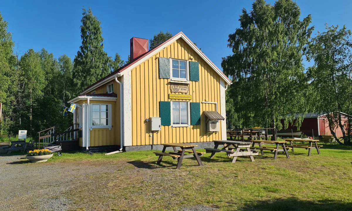 Haparandahamn: {"base": "en", "no": "Klubbhuset", "se": "Klubbhuset", "en": "The club house", "da": "Klubhuset", "fr": "La maison du club", "de": "Das Clubhaus", "es": "La casa club", "it": "La casa del club", "pt": "A casa do clube", "nl": "Het clubhuis", "pl": "Klubowy dom", "uk": "\u041a\u043b\u0443\u0431\u043d\u0438\u0439 \u0431\u0443\u0434\u0438\u043d\u043e\u043a", "ro": "Clubul nautic", "tr": "Kul\u00fcp evi", "el": "\u0397 \u03bb\u03ad\u03c3\u03c7\u03b7", "cs": "Klubovna", "hu": "A klubh\u00e1z", "fi": "Kerhotalo", "bg": "\u041a\u043b\u0443\u0431\u043d\u0430\u0442\u0430 \u043a\u044a\u0449\u0430", "sr": "\u041a\u043b\u0443\u043f\u0441\u043a\u0430 \u043a\u0443\u045b\u0430", "et": "Klubihoone", "lv": "Kluba m\u0101ja", "lt": "Klubo namas"}