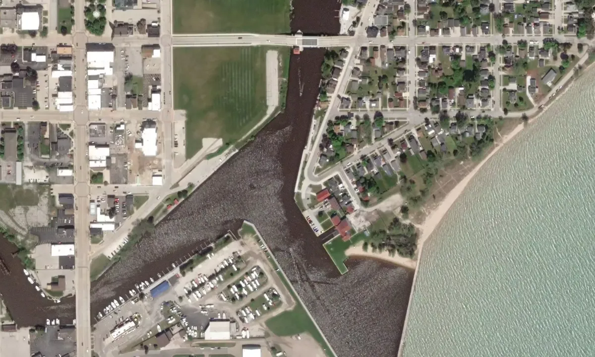 Flyfoto av Harbor Park Two Rivers Wi. Free dock Electric 