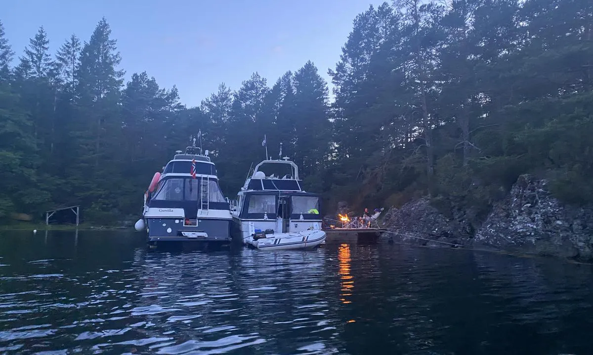 Hardingavågen naturhavn: {"base": "no", "no": "Liten kai, med fort\u00f8yningsp\u00e5le i land. Ca 2m djupna ved kai.", "se": "Liten kaj, med f\u00f6rt\u00f6jningsp\u00e5le p\u00e5 land. Ca 2m djup vid kaj.", "en": "Small quay, with mooring pole ashore. Approx. 2m depth at the quay.", "da": "Lille kaj, med fort\u00f8jningsp\u00e6l p\u00e5 land. Ca. 2m dybde ved kaj."}