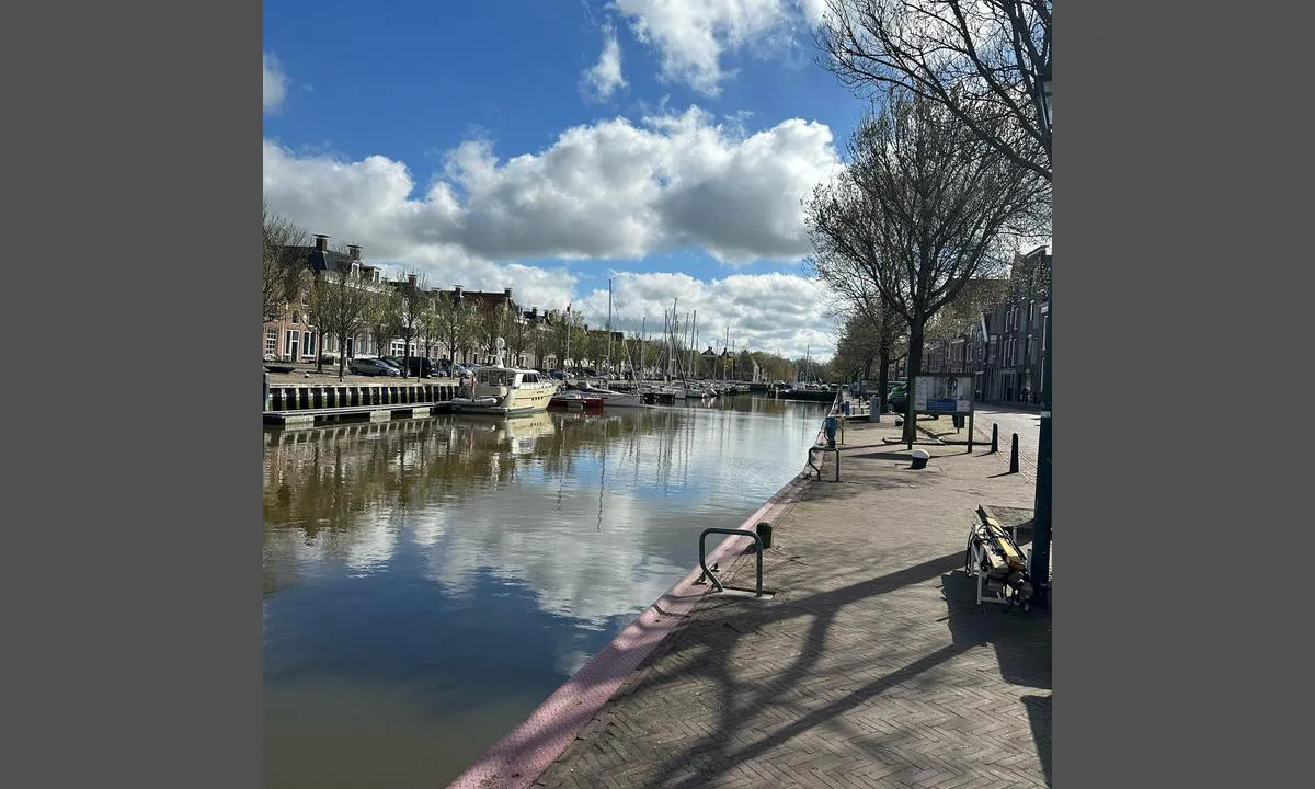 Harlingen - Noorderhaven: {"base": "nl", "no": "Ved innseiling til babord flytebrygger, ved styrbord legge til ved kaien. Ta hensyn til tidevannet. P\u00e5 land ligger trevirke som du kan bruke ved fort\u00f8yning til kaien (spuntvegg).", "se": "Vid inlopp till babord flytande bryggor, vid styrbord l\u00e4gga till vid kajen. Ta h\u00e4nsyn till tidvattnet. P\u00e5 land ligger tr\u00e4 som du kan anv\u00e4nda n\u00e4r du f\u00f6rt\u00f6jer vid kajen (spontv\u00e4ggen)", "en": "When entering the harbor, there are floating jetties on the port side and you can moor at the quay on the starboard side. Keep the tides in mind when doing so. Onshore, there is wood that you can use when mooring at the quay (sheet pile wall).", "da": "Ved indsejling til bagbord flydende pontoner, til styrbord l\u00e6gges til ved kajen. Tag hensyn til tidevandet. P\u00e5 land er der tr\u00e6, som du kan bruge ved fort\u00f8jning til kaj (spunsv\u00e6g)", "fr": "En entrant dans le port, des jet\u00e9es flottantes \u00e0 b\u00e2bord, amarrer \u00e0 tribord sur le quai. Tenez compte de la mar\u00e9e. Sur le quai, il y a du bois que vous pouvez utiliser pour accoster sur le quai (palplanche).", "de": "Beim Einlaufen an Backbord schwimmende Stege, an Steuerbord an der Kai anlegen. Ber\u00fccksichtigen Sie dabei die Gezeiten. An Land liegt Holz, das Sie beim Anlegen an der Kai (Spundwand) verwenden k\u00f6nnen.", "es": "Al entrar, a babor hay pantalanes flotantes, a estribor atraca en el muelle. Ten en cuenta la marea. En tierra hay madera que puedes usar al amarrar en el muelle (tablestacado).", "it": "All'ingresso, le banchine galleggianti sono a babordo, ormeggiare a tribordo sul molo. Tieni conto delle maree. Sul molo c'\u00e8 del legno che puoi usare per l'ormeggio sul molo (paratia).", "pt": "Ao entrar no porto, mantenha os cais flutuantes a bombordo, e atracar no cais a estibordo. Tenha em conta a mar\u00e9. Na margem h\u00e1 madeira que pode ser usada ao atracar no cais (parede de estacaria).", "nl": "Bij binnen varen aan bakboord drijvende steigers, aan stuurboord aanleggen aan de kade. Hou hierbij rekening met het getij. Op de wal ligt hout dat je kunt gebruiken bij het afmeren op de kade (damwand)", "pl": "Podczas wp\u0142ywania po lewej burcie p\u0142ywaj\u0105ce pomosty, po prawej burcie cumowanie do nabrze\u017ca. Pami\u0119taj przy tym o p\u0142ywach. Na brzegu znajduje si\u0119 drewno, kt\u00f3re mo\u017cna u\u017cy\u0107 przy cumowaniu do nabrze\u017ca (\u015bcianka szczelna)", "uk": "\u041f\u0440\u0438 \u0432\u0445\u043e\u0434\u0456 \u0432 \u0433\u0430\u0432\u0430\u043d\u044c \u0437 \u043b\u0456\u0432\u043e\u0433\u043e \u0431\u043e\u0440\u0442\u0443 \u043f\u043b\u0430\u0432\u0430\u044e\u0447\u0456 \u043f\u0456\u0440\u0441\u0438, \u0437 \u043f\u0440\u0430\u0432\u043e\u0433\u043e \u0431\u043e\u0440\u0442\u0443 \u043f\u0440\u0438\u0448\u0432\u0430\u0440\u0442\u0443\u0432\u0430\u0442\u0438\u0441\u044f \u0434\u043e \u043d\u0430\u0431\u0435\u0440\u0435\u0436\u043d\u043e\u0457. \u041f\u0440\u0438 \u0446\u044c\u043e\u043c\u0443 \u0432\u0440\u0430\u0445\u043e\u0432\u0443\u0439\u0442\u0435 \u043f\u0440\u0438\u043b\u0438\u0432\u0438 \u0456 \u0432\u0456\u0434\u043b\u0438\u0432\u0438. \u041d\u0430 \u0431\u0435\u0440\u0435\u0437\u0456 \u043b\u0435\u0436\u0438\u0442\u044c \u0434\u0435\u0440\u0435\u0432\u043e, \u044f\u043a\u0435 \u0432\u0438 \u043c\u043e\u0436\u0435\u0442\u0435 \u0432\u0438\u043a\u043e\u0440\u0438\u0441\u0442\u043e\u0432\u0443\u0432\u0430\u0442\u0438 \u043f\u0440\u0438 \u0448\u0432\u0430\u0440\u0442\u0443\u0432\u0430\u043d\u043d\u0456 \u0434\u043e \u043d\u0430\u0431\u0435\u0440\u0435\u0436\u043d\u043e\u0457 (\u0434\u0430\u043c\u0431\u0438).", "ro": "La intrare, la babord sunt pontoane plutitoare, iar la tribord se acosteaz\u0103 la chei. \u021aine cont de maree. Pe \u021b\u0103rm se afl\u0103 lemn pe care \u00eel po\u021bi folosi la acostarea la chei (zid de st\u0103vilar)", "tr": "Liman giri\u015fi yaparken iskeledeki y\u00fczer iskelelere, sanca\u011fa kademeye yana\u015f\u0131n. Bu s\u0131rada gelgitleri dikkate al\u0131n. \u0130skelede, kademede yana\u015f\u0131rken kullanabilece\u011finiz ah\u015fap malzemeler bulunmaktad\u0131r (set duvar\u0131)", "el": "\u039a\u03b1\u03c4\u03ac \u03c4\u03b7\u03bd \u03b5\u03af\u03c3\u03bf\u03b4\u03bf \u03c3\u03c4\u03bf \u03bb\u03b9\u03bc\u03ac\u03bd\u03b9, \u03c0\u03c1\u03bf\u03c2 \u03c4\u03b1 \u03b1\u03c1\u03b9\u03c3\u03c4\u03b5\u03c1\u03ac \u03c5\u03c0\u03ac\u03c1\u03c7\u03bf\u03c5\u03bd \u03c0\u03bb\u03c9\u03c4\u03ad\u03c2 \u03c0\u03c1\u03bf\u03b2\u03bb\u03ae\u03c4\u03b5\u03c2, \u03b5\u03bd\u03ce \u03c3\u03c4\u03b7 \u03b4\u03b5\u03be\u03b9\u03ac \u03c0\u03bb\u03b5\u03c5\u03c1\u03ac \u03bc\u03c0\u03bf\u03c1\u03b5\u03af\u03c4\u03b5 \u03bd\u03b1 \u03b4\u03ad\u03c3\u03b5\u03c4\u03b5 \u03c3\u03c4\u03b7\u03bd \u03c0\u03c1\u03bf\u03ba\u03c5\u03bc\u03b1\u03af\u03b1. \u039b\u03ac\u03b2\u03b5\u03c4\u03b5 \u03c5\u03c0\u03cc\u03c8\u03b7 \u03c4\u03b7\u03bd \u03c0\u03b1\u03bb\u03af\u03c1\u03c1\u03bf\u03b9\u03b1. \u03a3\u03c4\u03b7\u03bd \u03be\u03b7\u03c1\u03ac \u03c5\u03c0\u03ac\u03c1\u03c7\u03b5\u03b9 \u03be\u03cd\u03bb\u03bf \u03c0\u03bf\u03c5 \u03bc\u03c0\u03bf\u03c1\u03b5\u03af\u03c4\u03b5 \u03bd\u03b1 \u03c7\u03c1\u03b7\u03c3\u03b9\u03bc\u03bf\u03c0\u03bf\u03b9\u03ae\u03c3\u03b5\u03c4\u03b5 \u03ba\u03b1\u03c4\u03ac \u03c4\u03b7\u03bd \u03c0\u03c1\u03cc\u03c3\u03b4\u03b5\u03c3\u03b7 \u03c3\u03c4\u03b7\u03bd \u03c0\u03c1\u03bf\u03ba\u03c5\u03bc\u03b1\u03af\u03b1 (\u03c6\u03c1\u03ac\u03b3\u03bc\u03b1).", "cs": "P\u0159i vplouv\u00e1n\u00ed na levoboku plovouc\u00ed mola, na pravoboku p\u0159ist\u00e1n\u00ed u n\u00e1b\u0159e\u017e\u00ed. P\u0159itom zva\u017ete p\u0159\u00edliv a odliv. Na b\u0159ehu je d\u0159evo, kter\u00e9 m\u016f\u017eete pou\u017e\u00edt p\u0159i p\u0159ist\u00e1v\u00e1n\u00ed u n\u00e1b\u0159e\u017e\u00ed (st\u011bna p\u0159\u00edstavu).", "hu": "A kik\u00f6t\u0151 bej\u00e1rat\u00e1n\u00e1l balra \u00fasz\u00f3 st\u00e9gek, jobbra a rakpartn\u00e1l kik\u00f6tni. Vedd figyelembe az \u00e1rap\u00e1lyt. A parton fa tal\u00e1lhat\u00f3, amit haszn\u00e1lhatsz a rakpartn\u00e1l (g\u00e1tfaln\u00e1l) val\u00f3 kik\u00f6t\u00e9shez.", "fi": "Satamaan tultaessa vasemmalla on kelluvia laitureita, oikealla kiinnitet\u00e4\u00e4n laituriin. Ota t\u00e4ss\u00e4 huomioon vuorovesi. Rannalla on puuta, jota voi k\u00e4ytt\u00e4\u00e4 laiturissa kiinnittyess\u00e4 (patorakenne)", "bg": "\u041f\u0440\u0438 \u0432\u043b\u0438\u0437\u0430\u043d\u0435 \u043f\u043b\u0430\u0432\u0430\u0442\u0435\u043b\u043d\u0438\u0442\u0435 \u043a\u0435\u0439\u043e\u0432\u0435 \u0441\u0430 \u043e\u0442\u043b\u044f\u0432\u043e (\u043f\u043e\u0440\u0442), \u0430 \u043e\u0442\u0434\u044f\u0441\u043d\u043e (\u0441\u0442\u0430\u0440\u0431\u044a\u0440\u0434) \u0430\u043a\u043e\u0441\u0442\u0438\u0440\u0430\u0442\u0435 \u043d\u0430 \u043a\u0435\u044f. \u0412\u0437\u0435\u043c\u0435\u0442\u0435 \u043f\u0440\u0435\u0434\u0432\u0438\u0434 \u043f\u0440\u0438\u043b\u0438\u0432\u0430 \u0438 \u043e\u0442\u043b\u0438\u0432\u0430. \u041d\u0430 \u0431\u0440\u0435\u0433\u0430 \u0438\u043c\u0430 \u0434\u044a\u0440\u0432\u043e, \u043a\u043e\u0435\u0442\u043e \u043c\u043e\u0436\u0435\u0442\u0435 \u0434\u0430 \u0438\u0437\u043f\u043e\u043b\u0437\u0432\u0430\u0442\u0435 \u043f\u0440\u0438 \u0448\u0432\u0430\u0440\u0442\u043e\u0432\u0430\u043d\u0435 \u043d\u0430 \u043a\u0435\u044f (\u0432\u044a\u043b\u043d\u043e\u043b\u043e\u043c\u0430).", "sr": "\u041f\u0440\u0438 \u0443\u043b\u0430\u0441\u043a\u0443 \u0443 \u043b\u0443\u043a\u0443 \u0441\u0430 \u043b\u0435\u0432\u0435 \u0441\u0442\u0440\u0430\u043d\u0435 \u043f\u043b\u0443\u0442\u0430\u0458\u0443\u045b\u0438 \u043c\u043e\u043b\u043e\u0432\u0438, \u0441\u0430 \u0434\u0435\u0441\u043d\u0435 \u0441\u0442\u0440\u0430\u043d\u0435 \u043f\u0440\u0438\u0441\u0442\u0430\u0458\u0430\u045a\u0435 \u0443\u0437 \u043e\u0431\u0430\u043b\u0443. \u0418\u043c\u0430\u0458\u0442\u0435 \u043d\u0430 \u0443\u043c\u0443 \u043f\u043b\u0438\u043c\u0443 \u0438 \u043e\u0441\u0435\u043a\u0443. \u041d\u0430 \u043e\u0431\u0430\u043b\u0438 \u043b\u0435\u0436\u0438 \u0434\u0440\u0432\u043e \u043a\u043e\u0458\u0435 \u043c\u043e\u0436\u0435\u0442\u0435 \u043a\u043e\u0440\u0438\u0441\u0442\u0438\u0442\u0438 \u043f\u0440\u0438 \u0432\u0435\u0437\u0438\u0432\u0430\u045a\u0443 \u0443\u0437 \u043e\u0431\u0430\u043b\u0443 (\u0434\u0430\u043c\u0441\u043a\u0438 \u0437\u0438\u0434).", "et": "Sadama sisenemisel bakboordi pool ujuvkaid, t\u00fc\u00fcrpoordi pool kai \u00e4\u00e4res sildumine. V\u00f5ta arvesse loodet. Kai \u00e4\u00e4res asub puitmaterjal, mida saab kasutada kaldamurdega (damwand) sildumisel.", "lv": "Iebraucot ost\u0101, kreisaj\u0101 pus\u0113 - peldo\u0161\u0101s piest\u0101tnes, labaj\u0101 pus\u0113 - piekrau\u0161an\u0101s pie krasta. \u0145emiet v\u0113r\u0101 paisumu un b\u0113gumu. Uz krasta atrodas koksne, kuru var izmantot, lai piestiprin\u0101tu pie krasta (aizsargm\u016bra).", "lt": "\u012eplaukiant kair\u0117je pl\u016bduriuojan\u010dios prieplaukos, de\u0161in\u0117je prisi\u0161vartuoti prie krantin\u0117s. Pra\u0161ome atsi\u017evelgti \u012f potvyni\u0173 ir atosl\u016bgi\u0173 cikl\u0105. Krantin\u0117s (u\u017etvankos sienos) prieigose yra mediena, kuri\u0105 galite naudoti prisi\u0161vartuojant."}