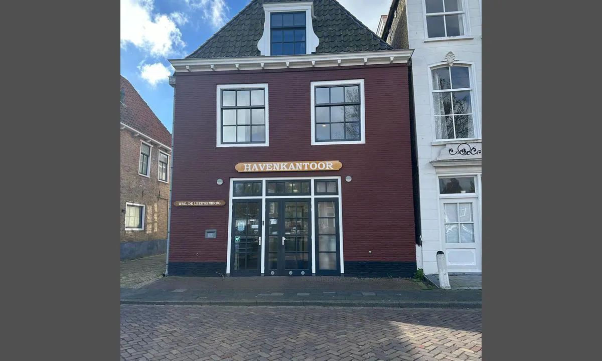 Harlingen - Zuiderhaven: {"base": "nl", "no": "Dette er havnekontoret for b\u00e5de Noorderhaven og Zuiderhaven. Du finner dette kontoret ved Noorderhaven. Betaling av havneavgift kan gj\u00f8res p\u00e5 kontoret eller ved \u00e5 skanne QR-kode som du finner p\u00e5 bryggene.", "se": "Det h\u00e4r \u00e4r hamnkontoret f\u00f6r b\u00e5de Norra hamnen och S\u00f6dra hamnen. Du hittar detta kontor i Norra hamnen. Hamnavgiften kan betalas p\u00e5 kontoret eller via en QR-kod som du hittar p\u00e5 bryggorna.", "en": "This is the harbour office for both the North Harbour and the South Harbour. You can find this office at the North Harbour.<br> Harbour fees can be paid at the office or by scanning the QR code that you find on the docks.", "da": "Dette er havnekontoret for b\u00e5de Noorderhaven og Zuiderhaven. Du finder dette kontor ved Noorderhaven.<br>Betaling af havneafgift kan ske p\u00e5 kontoret eller ved at scanne QR-koden, som du finder p\u00e5 molerne.", "fr": "Ceci est le bureau du port pour le Noorderhaven ainsi que pour le Zuiderhaven. Vous trouverez ce bureau au Noorderhaven.<br>Le paiement des frais portuaires peut se faire au bureau ou en scannant le code QR que vous trouverez sur les quais.", "de": "Dies ist das Hafenb\u00fcro sowohl f\u00fcr den Noorderhaven als auch f\u00fcr den Zuiderhaven. Sie finden dieses B\u00fcro im Noorderhaven.<br>Die Zahlung der Hafengeb\u00fchr kann im B\u00fcro oder durch Scannen des QR-Codes, den Sie auf den Stegen finden, erfolgen.", "es": "Esta es la oficina del puerto tanto para el Noorderhaven como para el Zuiderhaven. Encontrar\u00e1s esta oficina en el Noorderhaven. El pago de las tarifas portuarias se puede hacer en la oficina o mediante el escaneo del c\u00f3digo QR que se encuentra en los muelles.", "it": "Questo \u00e8 l'ufficio portuale sia per il Noorderhaven che per il Zuiderhaven. Trovi questo ufficio al Noorderhaven.<br>Il pagamento delle tasse portuali pu\u00f2 essere effettuato in ufficio o tramite scansione del codice QR che trovi sui moli.", "pt": "Este \u00e9 o escrit\u00f3rio do porto tanto para o Noorderhaven quanto para o Zuiderhaven. Voc\u00ea encontra este escrit\u00f3rio no Noorderhaven. O pagamento de taxas portu\u00e1rias pode ser feito no escrit\u00f3rio ou atrav\u00e9s do escaneamento do c\u00f3digo QR que voc\u00ea encontra nos cais.", "nl": "Dit is het havenkantoor voor zowel de Noorderhaven als de Zuiderhaven. Je vindt dit kantoor aan de Noorderhaven.\r\nBetaling havengeld kan op het kantoor of via scannen QR code die je vindt op de steigers.", "pl": "To jest biuro portowe zar\u00f3wno dla Noorderhaven, jak i Zuiderhaven. Biuro znajduje si\u0119 przy Noorderhaven. Op\u0142aty portowe mo\u017cna ui\u015bci\u0107 w biurze lub poprzez zeskanowanie kodu QR, kt\u00f3ry znajduje si\u0119 na pomostach.", "uk": "\u0426\u0435 \u043e\u0444\u0456\u0441 \u0433\u0430\u0432\u0430\u043d\u0456 \u044f\u043a \u0434\u043b\u044f \u041f\u0456\u0432\u043d\u0456\u0447\u043d\u043e\u0457 \u0433\u0430\u0432\u0430\u043d\u0456, \u0442\u0430\u043a \u0456 \u0434\u043b\u044f \u041f\u0456\u0432\u0434\u0435\u043d\u043d\u043e\u0457 \u0433\u0430\u0432\u0430\u043d\u0456. \u0412\u0438 \u0437\u043d\u0430\u0439\u0434\u0435\u0442\u0435 \u0446\u0435\u0439 \u043e\u0444\u0456\u0441 \u0432 \u041f\u0456\u0432\u043d\u0456\u0447\u043d\u0456\u0439 \u0433\u0430\u0432\u0430\u043d\u0456. \u041e\u043f\u043b\u0430\u0442\u0430 \u0433\u0430\u0432\u0430\u043d\u0441\u044c\u043a\u0438\u0445 \u0437\u0431\u043e\u0440\u0456\u0432 \u043c\u043e\u0436\u043b\u0438\u0432\u0430 \u0432 \u043e\u0444\u0456\u0441\u0456 \u0430\u0431\u043e \u0448\u043b\u044f\u0445\u043e\u043c \u0441\u043a\u0430\u043d\u0443\u0432\u0430\u043d\u043d\u044f QR-\u043a\u043e\u0434\u0443, \u044f\u043a\u0438\u0439 \u0432\u0438 \u0437\u043d\u0430\u0439\u0434\u0435\u0442\u0435 \u043d\u0430 \u043f\u0456\u0440\u0441\u0430\u0445.", "ro": "Aceasta este biroul portuar pentru at\u00e2t Noorderhaven, c\u00e2t \u0219i Zuiderhaven. G\u0103se\u0219ti acest birou la Noorderhaven. Plata taxelor portuare se poate face la birou sau prin scanarea codului QR pe care \u00eel g\u0103se\u0219ti pe pontoane.", "tr": "Bu hem Noorderhaven hem de Zuiderhaven i\u00e7in liman ofisidir. Bu ofisi Noorderhaven'de bulabilirsiniz. Liman \u00fccretlerinin \u00f6demesi ofiste veya iskelelerde bulabilece\u011finiz QR kodunu tarayarak yap\u0131labilir.", "el": "\u0391\u03c5\u03c4\u03cc \u03b5\u03af\u03bd\u03b1\u03b9 \u03c4\u03bf \u03bb\u03b9\u03bc\u03b5\u03bd\u03b9\u03ba\u03cc \u03b3\u03c1\u03b1\u03c6\u03b5\u03af\u03bf \u03c4\u03cc\u03c3\u03bf \u03b3\u03b9\u03b1 \u03c4\u03bf Noorderhaven \u03cc\u03c3\u03bf \u03ba\u03b1\u03b9 \u03b3\u03b9\u03b1 \u03c4\u03bf Zuiderhaven. \u039c\u03c0\u03bf\u03c1\u03b5\u03af\u03c4\u03b5 \u03bd\u03b1 \u03b2\u03c1\u03b5\u03af\u03c4\u03b5 \u03b1\u03c5\u03c4\u03cc \u03c4\u03bf \u03b3\u03c1\u03b1\u03c6\u03b5\u03af\u03bf \u03c3\u03c4\u03bf Noorderhaven. \u0397 \u03c0\u03bb\u03b7\u03c1\u03c9\u03bc\u03ae \u03c4\u03c9\u03bd \u03bb\u03b9\u03bc\u03b5\u03bd\u03b9\u03ba\u03ce\u03bd \u03c4\u03b5\u03bb\u03ce\u03bd \u03bc\u03c0\u03bf\u03c1\u03b5\u03af \u03bd\u03b1 \u03b3\u03af\u03bd\u03b5\u03b9 \u03c3\u03c4\u03bf \u03b3\u03c1\u03b1\u03c6\u03b5\u03af\u03bf \u03ae \u03bc\u03ad\u03c3\u03c9 \u03c3\u03ac\u03c1\u03c9\u03c3\u03b7\u03c2 QR \u03ba\u03c9\u03b4\u03b9\u03ba\u03bf\u03cd \u03c0\u03bf\u03c5 \u03b8\u03b1 \u03b2\u03c1\u03b5\u03af\u03c4\u03b5 \u03c3\u03c4\u03b9\u03c2 \u03b1\u03c0\u03bf\u03b2\u03ac\u03b8\u03c1\u03b5\u03c2.", "cs": "Toto je p\u0159\u00edstavn\u00ed kancel\u00e1\u0159 pro severn\u00ed i ji\u017en\u00ed p\u0159\u00edstav. Tuto kancel\u00e1\u0159 najdete u severn\u00edho p\u0159\u00edstavu. Poplatky za p\u0159\u00edstav lze zaplatit v kancel\u00e1\u0159i nebo naskenov\u00e1n\u00edm QR k\u00f3du, kter\u00fd najdete na molech.", "hu": "Ez az \u00e9szaki \u00e9s a d\u00e9li kik\u00f6t\u0151i hivatal. Az irod\u00e1t az \u00c9szaki Kik\u00f6t\u0151n\u00e9l tal\u00e1lod meg.<br> A kik\u00f6t\u0151i d\u00edjakat az irod\u00e1ban lehet kifizetni, vagy a dokkokon tal\u00e1lhat\u00f3 QR-k\u00f3d beolvas\u00e1s\u00e1val.", "fi": "T\u00e4m\u00e4 on sek\u00e4 Noorderhavenin ett\u00e4 Zuiderhavenin satamakonttori. L\u00f6yd\u00e4t t\u00e4m\u00e4n toimiston Noorderhavenista. Satamamaksun voi maksaa toimistossa tai skannaamalla QR-koodi, jonka l\u00f6yd\u00e4t laitureilta.", "bg": "\u0422\u043e\u0432\u0430 \u0435 \u043f\u0440\u0438\u0441\u0442\u0430\u043d\u0438\u0449\u043d\u043e\u0442\u043e \u0431\u044e\u0440\u043e \u043a\u0430\u043a\u0442\u043e \u0437\u0430 \u0421\u0435\u0432\u0435\u0440\u043d\u043e\u0442\u043e \u043f\u0440\u0438\u0441\u0442\u0430\u043d\u0438\u0449\u0435, \u0442\u0430\u043a\u0430 \u0438 \u0437\u0430 \u042e\u0436\u043d\u043e\u0442\u043e \u043f\u0440\u0438\u0441\u0442\u0430\u043d\u0438\u0449\u0435. \u0422\u043e\u0437\u0438 \u043e\u0444\u0438\u0441 \u0441\u0435 \u043d\u0430\u043c\u0438\u0440\u0430 \u043d\u0430 \u0421\u0435\u0432\u0435\u0440\u043d\u043e\u0442\u043e \u043f\u0440\u0438\u0441\u0442\u0430\u043d\u0438\u0449\u0435. \u0417\u0430\u043f\u043b\u0430\u0449\u0430\u043d\u0435\u0442\u043e \u043d\u0430 \u043f\u0440\u0438\u0441\u0442\u0430\u043d\u0438\u0449\u043d\u0430\u0442\u0430 \u0442\u0430\u043a\u0441\u0430 \u043c\u043e\u0436\u0435 \u0434\u0430 \u0441\u0435 \u0438\u0437\u0432\u044a\u0440\u0448\u0438 \u0432 \u043e\u0444\u0438\u0441\u0430 \u0438\u043b\u0438 \u0447\u0440\u0435\u0437 \u0441\u043a\u0430\u043d\u0438\u0440\u0430\u043d\u0435 \u043d\u0430 QR \u043a\u043e\u0434, \u043a\u043e\u0439\u0442\u043e \u0449\u0435 \u043d\u0430\u043c\u0435\u0440\u0438\u0442\u0435 \u043d\u0430 \u043f\u0440\u0438\u0441\u0442\u0430\u043d\u0438\u0442\u0435.", "sr": "\u041e\u0432\u043e \u0458\u0435 \u043b\u0443\u043a\u0430 \u0437\u0430 \u043a\u0430\u043d\u0446\u0435\u043b\u0430\u0440\u0438\u0458\u0443 \u043a\u0430\u043a\u043e \u0437\u0430 \u0421\u0435\u0432\u0435\u0440\u043d\u0443 \u043b\u0443\u043a\u0443 \u0442\u0430\u043a\u043e \u0438 \u0437\u0430 \u0408\u0443\u0436\u043d\u0443 \u043b\u0443\u043a\u0443. \u041e\u0432\u0443 \u043a\u0430\u043d\u0446\u0435\u043b\u0430\u0440\u0438\u0458\u0443 \u043d\u0430\u045b\u0438 \u045b\u0435\u0442\u0435 \u0443 \u0421\u0435\u0432\u0435\u0440\u043d\u043e\u0458 \u043b\u0443\u0446\u0438. \u041f\u043b\u0430\u045b\u0430\u045a\u0435 \u043f\u0440\u0438\u0441\u0442\u0430\u043d\u0438\u0448\u0442\u0430 \u043c\u043e\u0436\u0435 \u0431\u0438\u0442\u0438 \u0443 \u043a\u0430\u043d\u0446\u0435\u043b\u0430\u0440\u0438\u0458\u0438 \u0438\u043b\u0438 \u0441\u043a\u0435\u043d\u0438\u0440\u0430\u045a\u0435\u043c QR \u043a\u043e\u0434\u0430 \u043a\u043e\u0458\u0438 \u0441\u0435 \u043d\u0430\u043b\u0430\u0437\u0438 \u043d\u0430 \u0434\u043e\u043a\u043e\u0432\u0438\u043c\u0430.", "et": "See on p\u00f5hjasadama ja l\u00f5unasadama sadamakontor. Leiad selle kontori p\u00f5hjasadamast. Sadamatasu saab tasuda kontoris v\u00f5i QR-koodi skaneerimise teel, mille leiad kailt.", "lv": "\u0160is ir ostas birojs gan Zieme\u013cu ost\u0101, gan Dienvidu ost\u0101. J\u016bs atrad\u012bsiet \u0161o biroju Zieme\u013cu ost\u0101. Ostas maks\u0101jumu var veikt biroj\u0101 vai, sken\u0113jot QR kodu, kuru atrad\u012bsiet uz piest\u0101tn\u0113m.", "lt": "Tai yra uosto biuras tiek \u0160iaur\u0117s, tiek Piet\u0173 uostui. \u0160\u012f biur\u0105 rasite \u0160iaur\u0117s uoste.<br> Uosto mokes\u010dius galite sumok\u0117ti biure arba nuskanav\u0119 QR kod\u0105, kur\u012f rasite ant krantini\u0173."}
