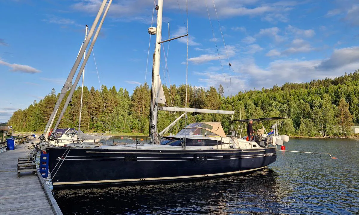Härnösand - Lustholmen: {"base": "en", "no": "Med unntak av 2 lange sideplasser, fort\u00f8yer du med en akter b\u00f8ye til bryggen.", "se": "F\u00f6rutom 2 l\u00e5ngsidiga platser f\u00f6rt\u00f6jer du med en akterboj vid pontonen.", "en": "Except 2 a long side places, you moor with a stern Buoy to the pontoon.", "da": "Bortset fra 2 langsidepladser, fort\u00f8jer du med en h\u00e6kb\u00f8je til pontonen.", "fr": "Sauf 2 places le long, vous amarraient une bou\u00e9e arri\u00e8re au ponton.", "de": "Au\u00dfer 2 Liegepl\u00e4tzen l\u00e4ngsseits machen Sie mit einer Heckboje am Ponton fest.", "es": "Excepto 2 lugares de lado largo, te amarras con una boya de popa al pont\u00f3n.", "it": "Eccetto 2 posti affiancati, si ormeggia con una boa di poppa al pontile.", "pt": "Exceto 2 lugares ao longo, voc\u00ea atraca com uma boia de popa no pont\u00e3o.", "nl": "Behalve 2 lange zijplaatsen, meert u met een hekboei aan de ponton.", "pl": "Z wyj\u0105tkiem 2 miejsc wzd\u0142u\u017c, cumujesz ruf\u0105 do boi przy pomo\u015bcie.", "uk": "\u0417\u0430 \u0432\u0438\u043d\u044f\u0442\u043a\u043e\u043c 2 \u043c\u0456\u0441\u0446\u044c \u0443\u0437\u0434\u043e\u0432\u0436, \u0432\u0438 \u0448\u0432\u0430\u0440\u0442\u0443\u0454\u0442\u0435\u0441\u044f \u043a\u043e\u0440\u043c\u043e\u044e \u0431\u0443\u0439\u043a\u0430 \u0434\u043e \u043f\u043e\u043d\u0442\u043e\u043d\u0443.", "ro": "Except\u00e2nd 2 locuri laterale lungi, ve\u021bi ancora cu o geamandur\u0103 de pupa la ponton.", "tr": "Hari\u00e7 2 uzun taraf yerler, pontona k\u0131\u00e7tan \u015famand\u0131raya ba\u011flan\u0131rs\u0131n\u0131z.", "el": "\u0395\u03ba\u03c4\u03cc\u03c2 \u03b1\u03c0\u03cc \u03b4\u03cd\u03bf \u03b8\u03ad\u03c3\u03b5\u03b9\u03c2 \u03b5\u03ba \u03c0\u03bb\u03b1\u03b3\u03b9\u03bf\u03b4\u03b5\u03c4\u03ae\u03c3\u03b5\u03c9\u03c2, \u03b4\u03ad\u03bd\u03b5\u03c4\u03b5 \u03bc\u03b5 \u03c0\u03c1\u03c5\u03bc\u03bd\u03b1\u03af\u03bf \u03bc\u03c0\u03b1\u03bb\u03cc\u03bd\u03b9 \u03c3\u03c4\u03b7\u03bd \u03ba\u03b9\u03bd\u03bf\u03cd\u03bc\u03b5\u03bd\u03b7 \u03c0\u03bb\u03c9\u03c4\u03ae \u03b1\u03c0\u03bf\u03b2\u03ac\u03b8\u03c1\u03b1.", "cs": "S v\u00fdjimkou 2 m\u00edst vedle sebe, p\u0159ipojujete se z\u00e1\u010fov\u00fdm b\u00f3jem k pontonu.", "hu": "Kiv\u00e9ve 2 hossz\u00fa oldali helyet, a m\u00f3l\u00f3hoz h\u00e1ts\u00f3 b\u00f3j\u00e1hoz \u00e1llva k\u00f6thet ki.", "fi": "Paitsi 2 kylkikiinnityspaikkaa, kiinnityt\u00e4\u00e4n per\u00e4poijulla ponttooniin.", "bg": "\u0421 \u0438\u0437\u043a\u043b\u044e\u0447\u0435\u043d\u0438\u0435 \u043d\u0430 2 \u043c\u0435\u0441\u0442\u0430 \u0437\u0430 \u0443\u0441\u043f\u043e\u0440\u0435\u0434\u043d\u043e \u0430\u043a\u043e\u0441\u0442\u0438\u0440\u0430\u043d\u0435, \u0432\u0438\u0435 \u0430\u043a\u043e\u0441\u0442\u0438\u0440\u0430\u0442\u0435 \u0441\u044a\u0441 \u0437\u0430\u0434\u043d\u0430 \u0448\u0430\u043c\u0430\u043d\u0434\u0443\u0440\u0430 \u0434\u043e \u043f\u043e\u043d\u0442\u043e\u043d\u0430.", "sr": "Osim 2 mesta koja su uzdu\u017e pontona, privezujete se krmom sa bova na ponton.", "et": "V\u00e4lja arvatud 2 kohtade k\u00f5rval piki kai, kinnitutatakse ahtri poi kaudu pontooni k\u00fclge.", "lv": "Iz\u0146emot 2 gar\u0101s s\u0101nu vietas, j\u016bs piesienaties ar paka\u013cgala boju pie pontona.", "lt": "I\u0161skyrus 2 \u0161onines prieplaukos vietas, laiv\u0105 \u0161vartuoja iki pontono naudodami galin\u012f boj\u0105."}