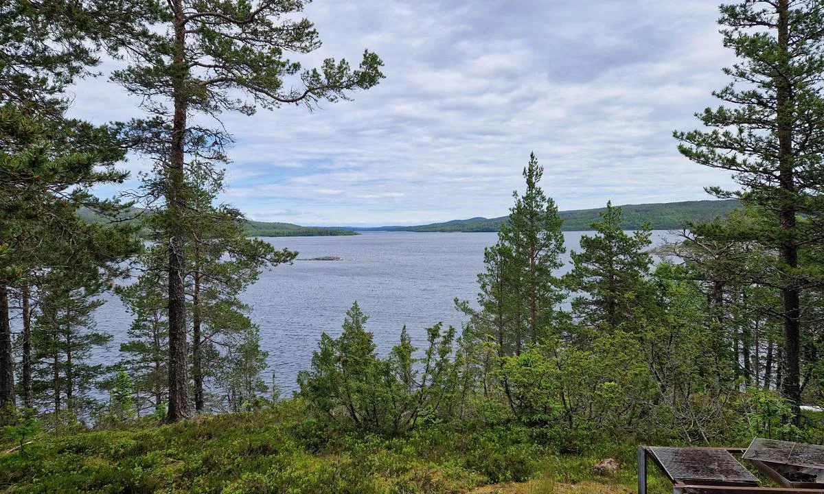 Härnösand - Lustholmen: {"base": "en", "no": "Utsikten fra klubbhuset p\u00e5 \u00e5sen er fantastisk. Tidlig i juni var det fremdeles stengt.", "se": "Utsikten fr\u00e5n klubbhuset p\u00e5 kullen \u00e4r fantastisk. Skuggigt i mitten av juni var det fortfarande st\u00e4ngt.", "en": "The view from the Club house on the hill is superb.\r\nShadily mid June, it was still closed.", "da": "Udsigten fra klubhuset p\u00e5 bakken er superb. M\u00e6rkeligt nok midt i juni var det stadig lukket.", "fr": "La vue depuis le club-house sur la colline est superbe.<br>\u00c0 la mi-juin, il \u00e9tait encore ferm\u00e9.", "de": "Die Aussicht vom Clubhaus auf dem H\u00fcgel ist hervorragend. Mitte Juni schattig, war es noch geschlossen.", "es": "La vista desde la casa del Club en la colina es excelente. En plena sombra a mediados de junio, todav\u00eda estaba cerrada.", "it": "La vista dal Club house sulla collina \u00e8 superba. A met\u00e0 giugno, era ancora chiuso.", "pt": "A vista da casa do Clube na colina \u00e9 soberba. No meados de junho, ainda estava fechada.", "nl": "Het uitzicht vanaf het clubhuis op de heuvel is prachtig.<br>In de schaduw van midden juni was het nog steeds gesloten.", "pl": "Widok z Klubu na wzg\u00f3rzu jest wspania\u0142y.<br />Zacieniony w po\u0142owie czerwca, by\u0142 jeszcze zamkni\u0119ty.", "uk": "\u0412\u0438\u0434 \u0437 \u043a\u043b\u0443\u0431\u043d\u043e\u0433\u043e \u0431\u0443\u0434\u0438\u043d\u043a\u0443 \u043d\u0430 \u043f\u0430\u0433\u043e\u0440\u0431\u0456 \u0434\u0438\u0432\u043e\u0432\u0438\u0436\u043d\u0438\u0439.\n\u0423 \u0441\u0435\u0440\u0435\u0434\u0438\u043d\u0456 \u0447\u0435\u0440\u0432\u043d\u044f \u0439\u043e\u0433\u043e \u0449\u0435 \u0431\u0443\u043b\u043e \u0437\u0430\u0447\u0438\u043d\u0435\u043d\u043e.", "ro": "Vederea de la cl\u0103direa Clubului de pe deal este superb\u0103. P\u00e2n\u0103 la jum\u0103tatea lunii iunie, aceasta era \u00eenc\u0103 \u00eenchis\u0103.", "tr": "Tepedeki Kul\u00fcp binas\u0131ndan manzara muhte\u015fem. <br> Haziran ortas\u0131 g\u00f6lgeli, hala kapal\u0131yd\u0131.", "el": "\u0397 \u03b8\u03ad\u03b1 \u03b1\u03c0\u03cc \u03c4\u03bf Club house \u03c3\u03c4\u03bf\u03bd \u03bb\u03cc\u03c6\u03bf \u03b5\u03af\u03bd\u03b1\u03b9 \u03b5\u03ba\u03c0\u03bb\u03b7\u03ba\u03c4\u03b9\u03ba\u03ae. \u03a3\u03c4\u03b1 \u03bc\u03ad\u03c3\u03b1 \u0399\u03bf\u03c5\u03bd\u03af\u03bf\u03c5, \u03b4\u03c5\u03c3\u03c4\u03c5\u03c7\u03ce\u03c2, \u03ae\u03c4\u03b1\u03bd \u03b1\u03ba\u03cc\u03bc\u03b1 \u03ba\u03bb\u03b5\u03b9\u03c3\u03c4\u03cc.", "cs": "V\u00fdhled z klubovny na kopci je n\u00e1dhern\u00fd. V p\u016flce \u010dervna bylo st\u00e1le zav\u0159eno.", "hu": "A klubh\u00e1zb\u00f3l a dombon kiv\u00e1l\u00f3 kil\u00e1t\u00e1s ny\u00edlik.<br />Sz\u00e9gyenletesen, j\u00fanius k\u00f6zep\u00e9n m\u00e9g mindig z\u00e1rva volt.", "fi": "N\u00e4kym\u00e4 m\u00e4ell\u00e4 olevasta klubitalosta on upea. Kes\u00e4kuun puoliv\u00e4liss\u00e4, hieman varjostettuna, se oli viel\u00e4 suljettuna.", "bg": "\u0413\u043b\u0435\u0434\u043a\u0430\u0442\u0430 \u043e\u0442 \u041a\u043b\u0443\u0431\u043d\u0430\u0442\u0430 \u043a\u044a\u0449\u0430 \u043d\u0430 \u0445\u044a\u043b\u043c\u0430 \u0435 \u0432\u0435\u043b\u0438\u043a\u043e\u043b\u0435\u043f\u043d\u0430. <br> \u041a\u044a\u043c \u0441\u0440\u0435\u0434\u0430\u0442\u0430 \u043d\u0430 \u044e\u043d\u0438, \u0442\u044f \u0432\u0441\u0435 \u043e\u0449\u0435 \u0431\u0435\u0448\u0435 \u0437\u0430\u0442\u0432\u043e\u0440\u0435\u043d\u0430.", "sr": "Pogled iz Kluba na brdu je izvanredan. U sredini juna, bilo je jo\u0161 zatvoreno.", "et": "Vaade m\u00e4e otsas asuvast klubihoonest on suurep\u00e4rane. Veidi varjuliselt juuni keskel oli see endiselt suletud.", "lv": "Skats no kluba m\u0101jas uz kalna ir lielisks. Vidus j\u016bnij\u0101, klubs v\u0113l bija sl\u0113gts.", "lt": "Vaizdas i\u0161 klubo pastato ant kalvos yra puikus. Nors buvo bir\u017eelio vidurys, jis dar buvo u\u017edarytas."}