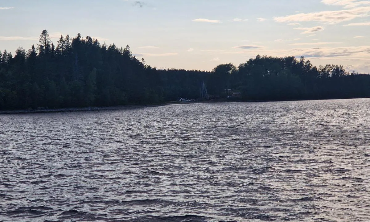 Härnösand - Lustholmen: {"base": "en", "no": "Havnen er godt beskyttet og innseilingen er kun synlig i siste \u00f8yeblikk.", "se": "Hamnen \u00e4r v\u00e4l skyddad och ing\u00e5ngen syns f\u00f6rst i sista stund.", "en": "The harbour is well shelter and the entrance is only visible at the last minute.", "da": "Havnen er godt beskyttet, og indsejlingen er f\u00f8rst synlig i sidste \u00f8jeblik.", "fr": "Le port est bien abrit\u00e9 et l'entr\u00e9e n'est visible qu'\u00e0 la derni\u00e8re minute.", "de": "Der Hafen ist gut gesch\u00fctzt und der Eingang ist erst im letzten Moment sichtbar.", "es": "El puerto est\u00e1 bien resguardado y la entrada solo es visible en el \u00faltimo minuto.", "it": "Il porto \u00e8 ben protetto e l'ingresso \u00e8 visibile solo all'ultimo momento.", "pt": "O porto \u00e9 bem abrigado e a entrada s\u00f3 \u00e9 vis\u00edvel no \u00faltimo momento.", "nl": "De haven is goed beschut en de ingang is pas op het laatste moment zichtbaar.", "pl": "Port jest dobrze os\u0142oni\u0119ty, a wej\u015bcie widoczne jest dopiero w ostatniej chwili.", "uk": "\u0413\u0430\u0432\u0430\u043d\u044c \u0434\u043e\u0431\u0440\u0435 \u0437\u0430\u0445\u0438\u0449\u0435\u043d\u0430, \u0456 \u0432\u0445\u0456\u0434 \u0432\u0438\u0434\u043d\u043e \u0442\u0456\u043b\u044c\u043a\u0438 \u0432 \u043e\u0441\u0442\u0430\u043d\u043d\u044e \u043c\u0438\u0442\u044c.", "ro": "Portul este bine ad\u0103postit iar intrarea este vizibil\u0103 doar \u00een ultimul moment.", "tr": "Liman iyi korunmu\u015ftur ve giri\u015fi sadece son dakikada g\u00f6r\u00fcn\u00fcr.", "el": "\u03a4\u03bf \u03bb\u03b9\u03bc\u03ac\u03bd\u03b9 \u03b5\u03af\u03bd\u03b1\u03b9 \u03ba\u03b1\u03bb\u03ac \u03c0\u03c1\u03bf\u03c3\u03c4\u03b1\u03c4\u03b5\u03c5\u03bc\u03ad\u03bd\u03bf \u03ba\u03b1\u03b9 \u03b7 \u03b5\u03af\u03c3\u03bf\u03b4\u03bf\u03c2 \u03b5\u03af\u03bd\u03b1\u03b9 \u03bf\u03c1\u03b1\u03c4\u03ae \u03bc\u03cc\u03bd\u03bf \u03c4\u03b7\u03bd \u03c4\u03b5\u03bb\u03b5\u03c5\u03c4\u03b1\u03af\u03b1 \u03c3\u03c4\u03b9\u03b3\u03bc\u03ae.", "cs": "P\u0159\u00edstav je dob\u0159e chr\u00e1n\u011bn\u00fd a vjezd je viditeln\u00fd a\u017e na posledn\u00ed chv\u00edli.", "hu": "A kik\u00f6t\u0151 j\u00f3l v\u00e9dett, \u00e9s a bej\u00e1rat csak az utols\u00f3 pillanatban l\u00e1that\u00f3.", "fi": "Satama on hyvin suojaisa ja sis\u00e4\u00e4nk\u00e4ynti n\u00e4kyy vasta viime hetkell\u00e4.", "bg": "\u041f\u0440\u0438\u0441\u0442\u0430\u043d\u0438\u0449\u0435\u0442\u043e \u0435 \u0434\u043e\u0431\u0440\u0435 \u0437\u0430\u0449\u0438\u0442\u0435\u043d\u043e \u0438 \u0432\u0445\u043e\u0434\u044a\u0442 \u043c\u0443 \u0441\u0435 \u0432\u0438\u0436\u0434\u0430 \u0435\u0434\u0432\u0430 \u0432 \u043f\u043e\u0441\u043b\u0435\u0434\u043d\u0438\u044f \u043c\u043e\u043c\u0435\u043d\u0442.", "sr": "Luka je dobro za\u0161ti\u0107ena, a ulaz postaje vidljiv tek u poslednjem trenutku.", "et": "Sadam on h\u00e4sti kaitstud ja sissep\u00e4\u00e4s on alles viimasel hetkel n\u00e4htav.", "lv": "Osta ir labi aizsarg\u0101ta un iejauk\u0161an\u0101s ir redzama tikai p\u0113d\u0113j\u0101 br\u012bd\u012b.", "lt": "Uostas yra gerai apsaugotas, ir \u012fplaukimo anga matoma tik paskutin\u0119 akimirk\u0105."}