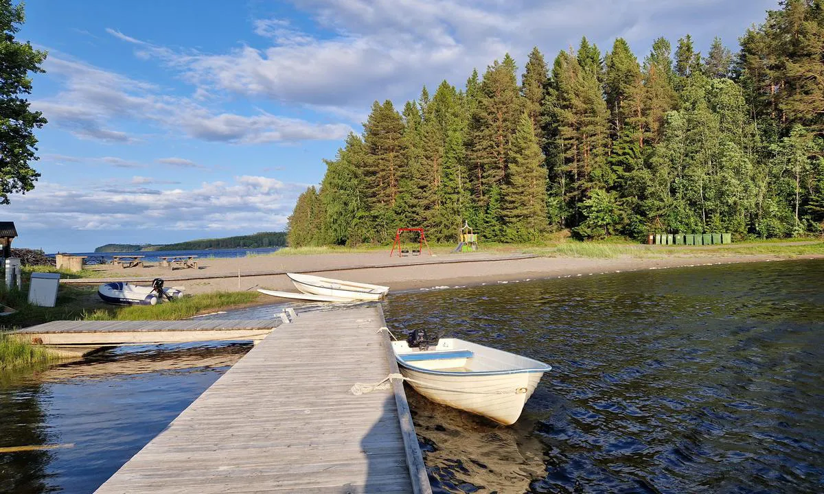Härnösand - Lustholmen: {"base": "en", "no": "P\u00e5 stranden ligger det en lekeplass og piknikbord og griller. Du kan kj\u00f8pe ved (men kun med mobilbetaling)", "se": "P\u00e5 stranden finns en lekomr\u00e5de, picknickbord och grillar.<br>Du kan k\u00f6pa ved (men endast med mobilbetalning)", "en": "On the beach, there lies a play zone and picnic table and grills.\r\nYou can buy wood (but with mobile pay only)", "da": "P\u00e5 stranden er der en legezone og picnicborde samt grill. <br>Du kan k\u00f8be br\u00e6nde (men kun med MobilePay).", "fr": "Sur la plage, il y a une aire de jeux, une table de pique-nique et des barbecues. Vous pouvez acheter du bois (mais uniquement avec paiement mobile)", "de": "Am Strand gibt es einen Spielplatz, Picknicktische und Grillpl\u00e4tze. <br>Sie k\u00f6nnen Holz kaufen (aber nur mit Mobile Pay).", "es": "En la playa, hay una zona de juegos y una mesa de picnic con parrillas. Puedes comprar le\u00f1a (pero solo con pago m\u00f3vil)", "it": "Sulla spiaggia, c'\u00e8 una zona di gioco e un'area picnic con tavoli e griglie. \u00c8 possibile acquistare legna (ma solo con pagamento mobile)", "pt": "Na praia, h\u00e1 uma \u00e1rea de recrea\u00e7\u00e3o, mesas para piquenique e churrasqueiras. <br>Pode-se comprar lenha (mas somente com pagamento m\u00f3vel).", "nl": "Op het strand bevindt zich een speelzone en een picknicktafel en barbecues. U kunt hout kopen (maar alleen met mobiele betaling).", "pl": "Na pla\u017cy znajduje si\u0119 strefa zabaw, st\u00f3\u0142 piknikowy i grille. Mo\u017cna kupi\u0107 drewno (ale tylko z p\u0142atno\u015bci\u0105 mobiln\u0105).", "uk": "\u041d\u0430 \u043f\u043b\u044f\u0436\u0456 \u0437\u043d\u0430\u0445\u043e\u0434\u0438\u0442\u044c\u0441\u044f \u0437\u043e\u043d\u0430 \u0434\u043b\u044f \u0456\u0433\u043e\u0440, \u0441\u0442\u0456\u043b \u0434\u043b\u044f \u043f\u0456\u043a\u043d\u0456\u043a\u0456\u0432 \u0442\u0430 \u0433\u0440\u0438\u043b\u0456. \u0412\u0438 \u043c\u043e\u0436\u0435\u0442\u0435 \u043f\u0440\u0438\u0434\u0431\u0430\u0442\u0438 \u0434\u0440\u043e\u0432\u0430 (\u0442\u0456\u043b\u044c\u043a\u0438 \u0447\u0435\u0440\u0435\u0437 \u043c\u043e\u0431\u0456\u043b\u044c\u043d\u0438\u0439 \u043f\u043b\u0430\u0442\u0456\u0436)", "ro": "Pe plaj\u0103, se afl\u0103 o zon\u0103 de joac\u0103, o mas\u0103 de picnic \u0219i gr\u0103tare. Pute\u021bi cump\u0103ra lemn (dar numai cu plat\u0103 mobil\u0103).", "tr": "Plajda, bir oyun alan\u0131 ve piknik masas\u0131 ile mangallar bulunur. <br> Mobil \u00f6deme yoluyla odun sat\u0131n alabilirsiniz.", "el": "\u03a3\u03c4\u03b7\u03bd \u03c0\u03b1\u03c1\u03b1\u03bb\u03af\u03b1, \u03c5\u03c0\u03ac\u03c1\u03c7\u03b5\u03b9 \u03bc\u03b9\u03b1 \u03b6\u03ce\u03bd\u03b7 \u03c0\u03b1\u03b9\u03c7\u03bd\u03b9\u03b4\u03b9\u03bf\u03cd, \u03c4\u03c1\u03b1\u03c0\u03ad\u03b6\u03b9 \u03b3\u03b9\u03b1 \u03c0\u03b9\u03ba\u03bd\u03af\u03ba \u03ba\u03b1\u03b9 \u03c8\u03b7\u03c3\u03c4\u03b1\u03c1\u03b9\u03ad\u03c2.\n\u039c\u03c0\u03bf\u03c1\u03b5\u03af\u03c4\u03b5 \u03bd\u03b1 \u03b1\u03b3\u03bf\u03c1\u03ac\u03c3\u03b5\u03c4\u03b5 \u03be\u03cd\u03bb\u03b1 (\u03b1\u03bb\u03bb\u03ac \u03bc\u03cc\u03bd\u03bf \u03bc\u03b5 \u03c0\u03bb\u03b7\u03c1\u03c9\u03bc\u03ae \u03bc\u03ad\u03c3\u03c9 \u03ba\u03b9\u03bd\u03b7\u03c4\u03bf\u03cd)", "cs": "Na pl\u00e1\u017ei se nach\u00e1z\u00ed d\u011btsk\u00e1 z\u00f3na, piknikov\u00fd st\u016fl a grily. M\u016f\u017eete si koupit d\u0159evo (ale pouze s mobiln\u00ed platbou).", "hu": "A strandon tal\u00e1lhat\u00f3 egy j\u00e1tsz\u00f3t\u00e9r, egy piknikasztal \u00e9s grillez\u0151k. T\u00fczel\u0151f\u00e1t lehet v\u00e1s\u00e1rolni (de csak mobil fizet\u00e9ssel).", "fi": "Rannalla on leikkialue, piknikp\u00f6yt\u00e4 ja grillej\u00e4. Voit ostaa puuta (mutta vain mobiilimaksulla).", "bg": "\u041d\u0430 \u043f\u043b\u0430\u0436\u0430 \u0438\u043c\u0430 \u0437\u043e\u043d\u0430 \u0437\u0430 \u0438\u0433\u0440\u0430, \u043c\u0430\u0441\u0430 \u0437\u0430 \u043f\u0438\u043a\u043d\u0438\u043a \u0438 \u0441\u043a\u0430\u0440\u0438. \u041c\u043e\u0436\u0435\u0442\u0435 \u0434\u0430 \u043a\u0443\u043f\u0438\u0442\u0435 \u0434\u044a\u0440\u0432\u0430 (\u043d\u043e \u0441\u0430\u043c\u043e \u0441 \u043c\u043e\u0431\u0438\u043b\u043d\u043e \u043f\u043b\u0430\u0449\u0430\u043d\u0435).", "sr": "Na pla\u017ei se nalazi igrali\u0161te i stol za piknik sa ro\u0161tiljima. Mo\u017eete kupiti drva (ali samo uz mobilno pla\u0107anje)", "et": "Rannal on m\u00e4nguv\u00e4ljak, piknikulaud ja grillid. Puid saab osta (ainult mobiilimaksega)", "lv": "Uz pludmales ir sp\u0113\u013cu zona, piknika galds un grili. J\u016bs varat ieg\u0101d\u0101ties malku (tikai ar mobilajiem maks\u0101jumiem)", "lt": "Papl\u016bdimyje yra \u017eaidim\u0173 zona, i\u0161kylos stalas ir griliai. <br>Galite nusipirkti medienos (tik su mobiliuoju mok\u0117jimu)"}