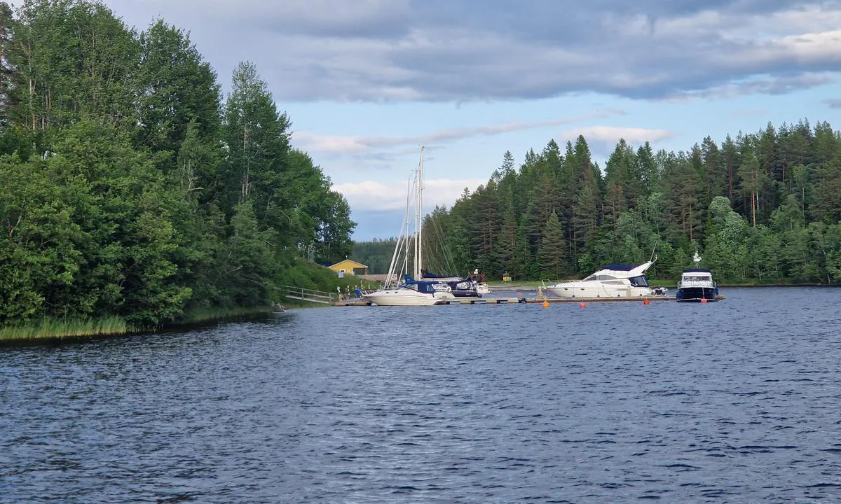 Härnösand - Lustholmen: {"base": "en", "no": "3 fort\u00f8yninger til en lang pontonposisjon er mulig.", "se": "3 f\u00f6rt\u00f6jningsplatser vid en l\u00e5ng ponton \u00e4r m\u00f6jliga.", "en": "3 tie a long pontoon position are possible.", "da": "3 lang pontonpladser er mulige.", "fr": "3 postes d'amarrage longs sur ponton sont possibles.", "de": "3 Lang-Ponton-Positionen sind m\u00f6glich.", "es": "Se pueden amarrar en una posici\u00f3n de larga eslora en el pantal\u00e1n.", "it": "3 posizioni di ormeggio lungo la banchina sono possibili.", "pt": "3 posi\u00e7\u00f5es de amarra\u00e7\u00e3o em pont\u00e3o longo s\u00e3o poss\u00edveis.", "nl": "3 lange aanmeerplekken aan de ponton zijn mogelijk.", "pl": "3 miejsca cumowania d\u0142ugo\u015bci p\u0142ywaj\u0105cego pomostu s\u0105 mo\u017cliwe.", "uk": "\u041c\u043e\u0436\u043b\u0438\u0432\u0435 \u0448\u0432\u0430\u0440\u0442\u0443\u0432\u0430\u043d\u043d\u044f \u043d\u0430 \u0434\u043e\u0432\u0433\u0456\u0439 \u043f\u043e\u043d\u0442\u043e\u043d\u043d\u0456\u0439 \u043f\u043e\u0437\u0438\u0446\u0456\u0457 \u0434\u043b\u044f 3 \u043a\u043e\u0440\u0430\u0431\u043b\u0456\u0432.", "ro": "3 pozi\u021bii de andocare pe un ponton lung sunt posibile.", "tr": "<p>\u00dc\u00e7 uzun ponton pozisyonu m\u00fcmk\u00fcn.</p>", "el": "3 \u03b4\u03b5\u03c3\u03af\u03bc\u03b1\u03c4\u03b1 \u03c3\u03b5 \u03bc\u03b1\u03ba\u03c1\u03b9\u03ac \u03b8\u03ad\u03c3\u03b7 \u03c0\u03bb\u03c9\u03c4\u03ae\u03c2 \u03b1\u03c0\u03bf\u03b2\u03ac\u03b8\u03c1\u03b1\u03c2 \u03b5\u03af\u03bd\u03b1\u03b9 \u03b5\u03c6\u03b9\u03ba\u03c4\u03ac.", "cs": "Jsou mo\u017en\u00e9 3 kotevn\u00ed pozice u dlouh\u00e9ho pontonu.", "hu": "3 hossz\u00fa pontonpoz\u00edci\u00f3 is el\u00e9rhet\u0151.", "fi": "3 sitoo pitk\u00e4n ponttoniaseman mahdollisuus.", "bg": "3 \u0432\u044a\u0437\u043c\u043e\u0436\u043d\u043e\u0441\u0442\u0438 \u0437\u0430 \u0437\u0430\u0432\u044a\u0440\u0437\u0432\u0430\u043d\u0435 \u043d\u0430 \u0434\u044a\u043b\u044a\u0433 \u043f\u043e\u043d\u0442\u043e\u043d.", "sr": "3 vezovi za duga\u010dak ponton su mogu\u0107i.", "et": "3 sidumiskohad pikal pontoonil on v\u00f5imalikud.", "lv": "Ir iesp\u0113jamas 3 vietas garai pontonu poz\u012bcijai.", "lt": "Galimos 3 inkaravimo vietos su ilgu pontonu."}