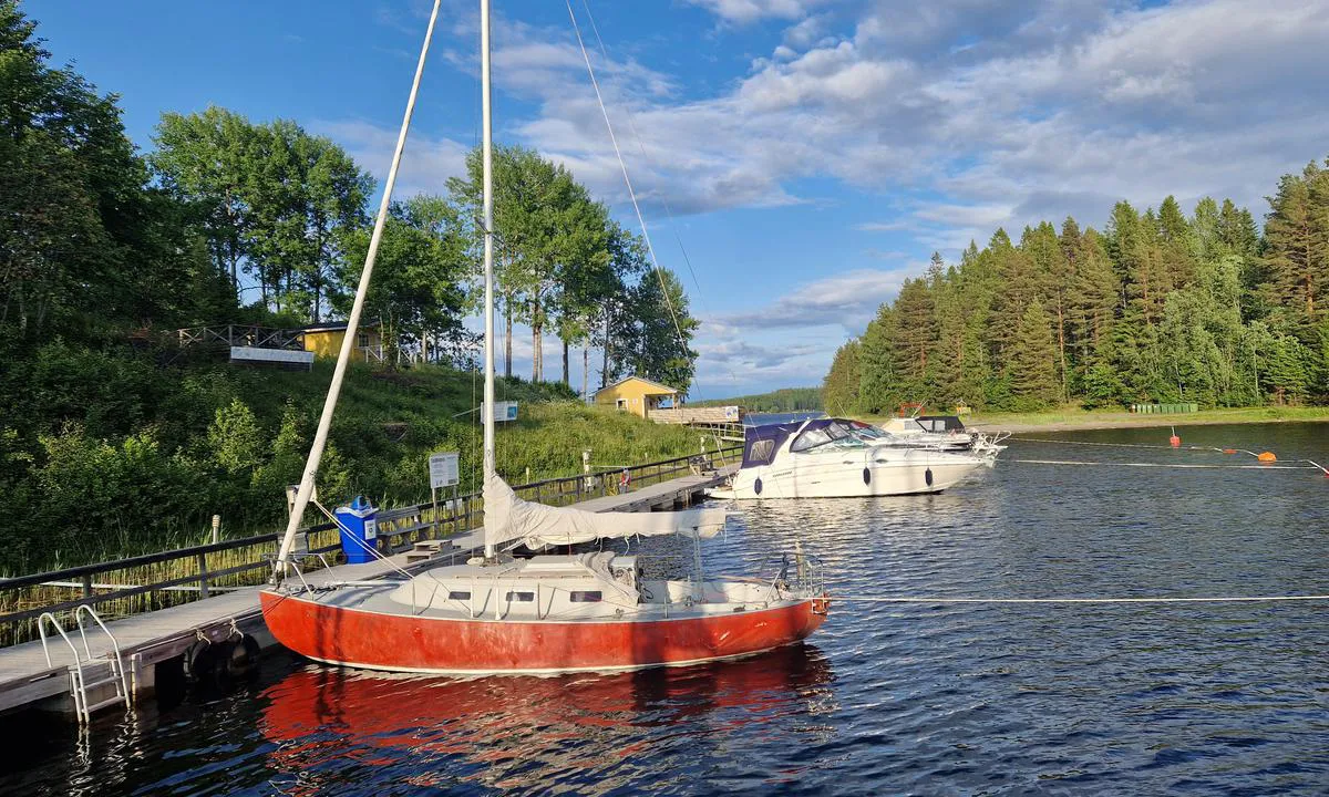 Härnösand - Lustholmen: {"base": "en", "no": "Servicehuset ligger p\u00e5 h\u00f8yre side.", "se": "Servicehuset ligger p\u00e5 h\u00f6ger sida.", "en": "The service house is located on the right side.", "da": "Servicehuset ligger p\u00e5 h\u00f8jre side.", "fr": "La maison de service est situ\u00e9e sur le c\u00f4t\u00e9 droit.", "de": "Das Servicehaus befindet sich auf der rechten Seite.", "es": "La casa de servicios est\u00e1 ubicada en el lado derecho.", "it": "La casa di servizio si trova sul lato destro.", "pt": "A casa de servi\u00e7os est\u00e1 localizada no lado direito.", "nl": "Het servicehuis bevindt zich aan de rechterkant.", "pl": "Dom us\u0142ugowy znajduje si\u0119 po prawej stronie.", "uk": "\u0411\u0443\u0434\u0438\u043d\u043e\u043a \u043e\u0431\u0441\u043b\u0443\u0433\u043e\u0432\u0443\u0432\u0430\u043d\u043d\u044f \u0440\u043e\u0437\u0442\u0430\u0448\u043e\u0432\u0430\u043d\u0438\u0439 \u043f\u0440\u0430\u0432\u043e\u0440\u0443\u0447.", "ro": "Casa de servicii este situat\u0103 pe partea dreapt\u0103.", "tr": "Hizmet binas\u0131 sa\u011f tarafta yer almaktad\u0131r.", "el": "\u03a4\u03bf \u03ba\u03c4\u03af\u03c1\u03b9\u03bf \u03b5\u03be\u03c5\u03c0\u03b7\u03c1\u03ad\u03c4\u03b7\u03c3\u03b7\u03c2 \u03b2\u03c1\u03af\u03c3\u03ba\u03b5\u03c4\u03b1\u03b9 \u03c3\u03c4\u03b7 \u03b4\u03b5\u03be\u03b9\u03ac \u03c0\u03bb\u03b5\u03c5\u03c1\u03ac.", "cs": "Servisn\u00ed d\u016fm se nach\u00e1z\u00ed na prav\u00e9 stran\u011b.", "hu": "A szolg\u00e1ltat\u00f3h\u00e1z a jobb oldalon tal\u00e1lhat\u00f3.", "fi": "Palvelutalo sijaitsee oikealla puolella.", "bg": "\u0421\u0435\u0440\u0432\u0438\u0437\u043d\u0430\u0442\u0430 \u043a\u044a\u0449\u0430 \u0441\u0435 \u043d\u0430\u043c\u0438\u0440\u0430 \u043e\u0442 \u0434\u044f\u0441\u043d\u0430\u0442\u0430 \u0441\u0442\u0440\u0430\u043d\u0430.", "sr": "Uslu\u017ena ku\u0107a se nalazi na desnoj strani.", "et": "Teenindusmaja asub paremal pool.", "lv": "Servisa \u0113ka atrodas labaj\u0101 pus\u0113.", "lt": "Paslaug\u0173 namas yra de\u0161in\u0117je pus\u0117je."}