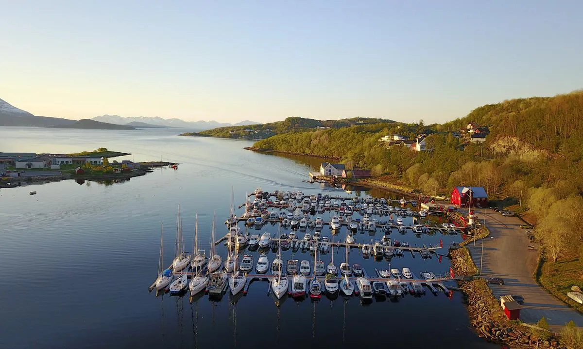 Harstad Båtforening ved Hagan like nord for sentrum. Gjesteplass på yttersiden av alle bryggene. Drivstoffkai helt innerst i bukta.