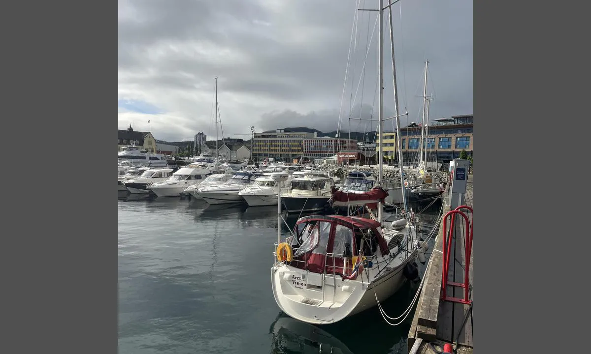 Harstad Gjestehavn: Pontoons full so we are alongside wall. Ok.