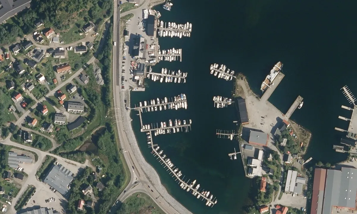 Flyfoto av Harstadbotn Båthavn og Gjestehavn