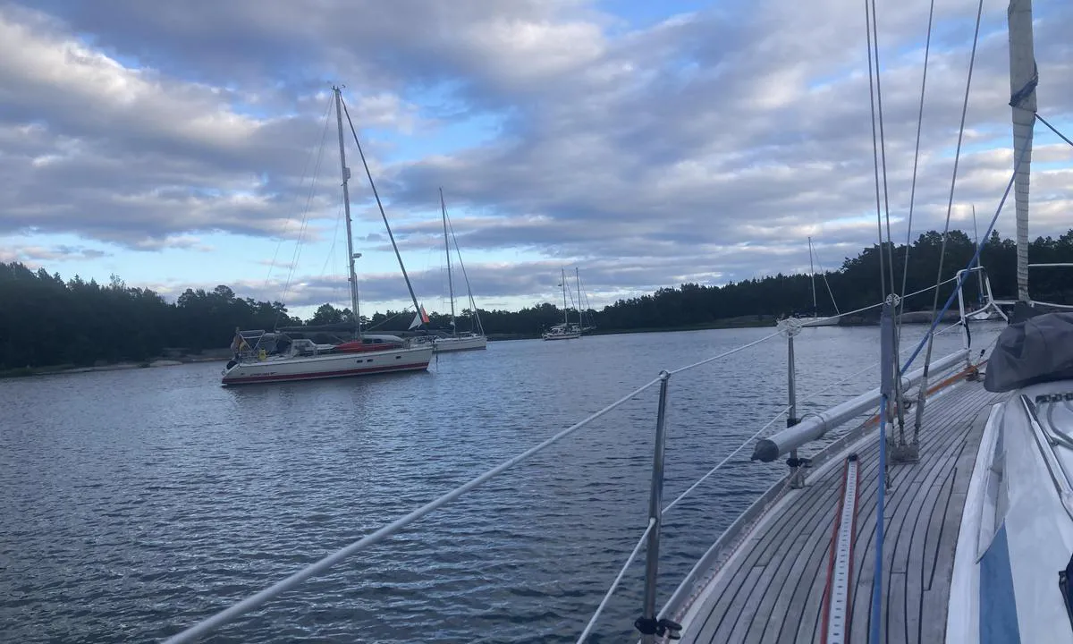 Harstena - Flisfjärden: {"base": "no", "no": "En godt beskyttet svaihavn med god plass og godt feste.", "se": "En v\u00e4l skyddad svajhamn med gott om plats och bra f\u00e4ste.", "en": "A well-protected anchorage with plenty of space and good holding ground.", "da": "En godt beskyttet svinghavn med god plads og godt greb."}
