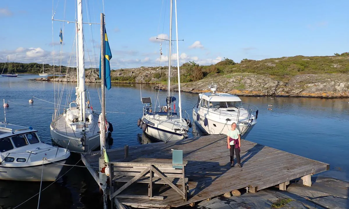 Hastholmen - SXK Västkust bouy: {"base": "no", "no": "Litt lengre inn i bukta er det en brygge med akerfort\u00f8yninger.", "se": "Lite l\u00e4ngre in i bukten finns det en brygga med akterf\u00f6rt\u00f6jningar.", "en": "A bit further into the bay, there is a pier with moorings for the stern.", "da": "Lidt l\u00e6ngere inde i bugten er der en bro med agterfort\u00f8jninger."}