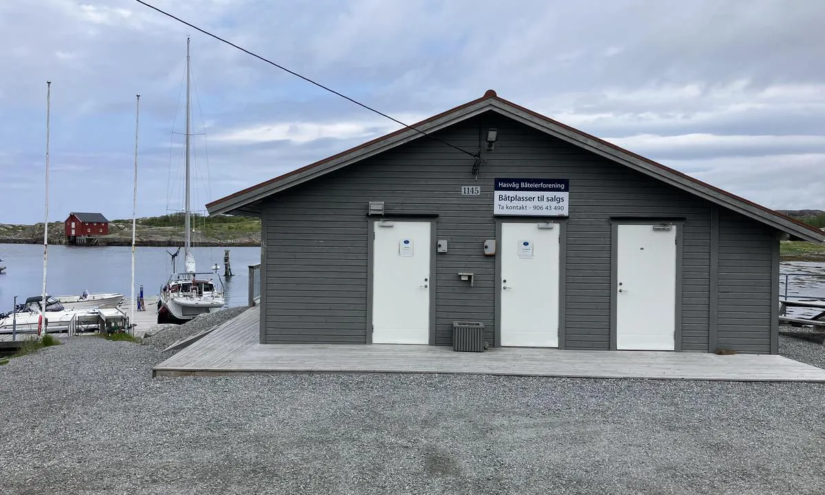 Hasvåg Båtforening: {"base": "no", "no": "Servicebygg med vaskerom, dusj og toalett. Kode f\u00e5s ved \u00e5 ringe nummer p\u00e5 d\u00f8ra.", "se": "Servicebyggnad med tv\u00e4ttrum, dusch och toalett. Kod erh\u00e5lls genom att ringa numret p\u00e5 d\u00f6rren.", "en": "Service building with laundry room, shower, and toilet. Code can be obtained by calling the number on the door.", "da": "Servicebygning med vaskerum, bruser og toilet. Kode f\u00e5s ved at ringe nummeret p\u00e5 d\u00f8ren.", "fr": "B\u00e2timent de service avec buanderie, douche et toilettes. Le code est disponible en appelant le num\u00e9ro sur la porte.", "de": "Servicegeb\u00e4ude mit Waschraum, Dusche und Toilette. Den Code erh\u00e4lt man, indem man die Nummer an der T\u00fcr anruft.", "es": "Edificio de servicios con lavander\u00eda, ducha y ba\u00f1o. El c\u00f3digo se obtiene llamando al n\u00famero en la puerta.", "it": "Edificio di servizio con lavanderia, doccia e toilette. Il codice pu\u00f2 essere ottenuto chiamando il numero sulla porta.", "pt": "Edif\u00edcio de servi\u00e7os com lavanderia, chuveiro e banheiro. O c\u00f3digo est\u00e1 dispon\u00edvel ao ligar para o n\u00famero na porta.", "nl": "Servicegebouw met wasruimte, douche en toilet. Code verkrijgbaar door te bellen naar het nummer op de deur.", "pl": "Budynek serwisowy z pralni\u0105, prysznicem i toalet\u0105. Kod mo\u017cna uzyska\u0107 dzwoni\u0105c na numer podany na drzwiach.", "uk": "\u0411\u0443\u0434\u0456\u0432\u043b\u044f \u043e\u0431\u0441\u043b\u0443\u0433\u043e\u0432\u0443\u0432\u0430\u043d\u043d\u044f \u0437 \u043f\u0440\u0430\u043b\u044c\u043d\u0435\u044e, \u0434\u0443\u0448\u0435\u043c \u0456 \u0442\u0443\u0430\u043b\u0435\u0442\u043e\u043c. \u041a\u043e\u0434 \u043c\u043e\u0436\u043d\u0430 \u043e\u0442\u0440\u0438\u043c\u0430\u0442\u0438, \u0437\u0430\u0442\u0435\u043b\u0435\u0444\u043e\u043d\u0443\u0432\u0430\u0432\u0448\u0438 \u0437\u0430 \u043d\u043e\u043c\u0435\u0440\u043e\u043c \u043d\u0430 \u0434\u0432\u0435\u0440\u044f\u0445.", "ro": "Cl\u0103dire de servicii cu sp\u0103l\u0103torie, du\u0219 \u0219i toalet\u0103. Codul se ob\u021bine sun\u00e2nd la num\u0103rul afi\u0219at pe u\u0219\u0103.", "tr": "Hizmet binas\u0131 ile \u00e7ama\u015f\u0131rhane, du\u015f ve tuvalet. Kap\u0131daki numaray\u0131 arayarak kod al\u0131n.", "el": "\u039a\u03c4\u03af\u03c1\u03b9\u03bf \u03b5\u03be\u03c5\u03c0\u03b7\u03c1\u03ad\u03c4\u03b7\u03c3\u03b7\u03c2 \u03bc\u03b5 \u03c0\u03bb\u03c5\u03bd\u03c4\u03ae\u03c1\u03b9\u03bf, \u03bd\u03c4\u03bf\u03c5\u03c2 \u03ba\u03b1\u03b9 \u03c4\u03bf\u03c5\u03b1\u03bb\u03ad\u03c4\u03b1. \u039f \u03ba\u03c9\u03b4\u03b9\u03ba\u03cc\u03c2 \u03c0\u03b1\u03c1\u03ad\u03c7\u03b5\u03c4\u03b1\u03b9 \u03ba\u03b1\u03bb\u03ce\u03bd\u03c4\u03b1\u03c2 \u03c4\u03bf\u03bd \u03b1\u03c1\u03b9\u03b8\u03bc\u03cc \u03c3\u03c4\u03b7\u03bd \u03c0\u03cc\u03c1\u03c4\u03b1.", "cs": "Servisn\u00ed budova s pr\u00e1delnou, sprchami a toaletou. K\u00f3d je k dispozici po zavol\u00e1n\u00ed \u010d\u00edsla uveden\u00e9ho na dve\u0159\u00edch.", "hu": "Szolg\u00e1ltat\u00f3 \u00e9p\u00fclet mosod\u00e1val, zuhanyz\u00f3val \u00e9s WC-vel. A k\u00f3dot az ajt\u00f3n l\u00e9v\u0151 sz\u00e1m h\u00edv\u00e1s\u00e1val lehet megkapni.", "fi": "Palvelurakennus, jossa on pesutupa, suihku ja wc. Koodin saa soittamalla oven numeroon.", "bg": "\u0421\u043b\u0443\u0436\u0435\u0431\u043d\u0430 \u0441\u0433\u0440\u0430\u0434\u0430 \u0441 \u043f\u0435\u0440\u0430\u043b\u043d\u043e \u043f\u043e\u043c\u0435\u0449\u0435\u043d\u0438\u0435, \u0434\u0443\u0448 \u0438 \u0442\u043e\u0430\u043b\u0435\u0442\u043d\u0430. \u041a\u043e\u0434\u044a\u0442 \u0441\u0435 \u043f\u043e\u043b\u0443\u0447\u0430\u0432\u0430 \u043a\u0430\u0442\u043e \u0441\u0435 \u043e\u0431\u0430\u0434\u0438\u0442\u0435 \u043d\u0430 \u043d\u043e\u043c\u0435\u0440\u0430 \u043d\u0430 \u0432\u0440\u0430\u0442\u0430\u0442\u0430.", "sr": "Uslu\u017ena zgrada sa praonicom, tu\u0161evima i toaletima. K\u00f4d se dobija pozivom na broj na vratima.", "et": "<p>Teenindushoone pesuruumi, du\u0161\u0161i ja tualetiga. Koodi saab helistades ukse peal olevale numbrile.</p>", "lv": "Servisa \u0113ka ar ve\u013cas mazg\u0101tavu, du\u0161\u0101m un tualeti. Kodu var ieg\u016bt, zvanot uz numuru uz durv\u012bm.", "lt": "Paslaug\u0173 pastatas su skalbykla, du\u0161u ir tualetu. Kodo galima gauti paskambinus ant dur\u0173 nurodytu numeriu."}