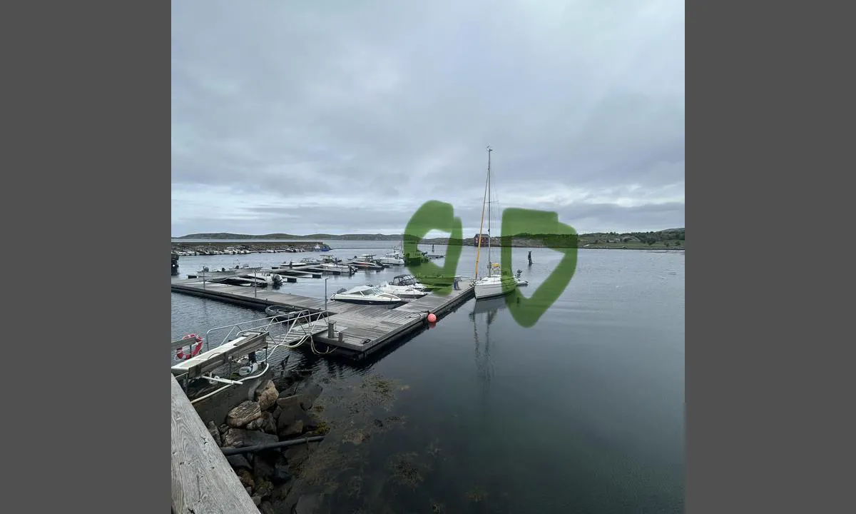 Hasvåg Båtforening: {"base": "no", "no": "Styr unna nordsiden av disse stakene", "se": "Styr undan nordsidan av dessa stakar", "en": "Steer clear of the north side of these stakes", "da": "Hold dig v\u00e6k fra nordsiden af disse stager", "fr": "\u00c9vitez le c\u00f4t\u00e9 nord de ces balises", "de": "Halten Sie sich von der Nordseite dieser Pf\u00e4hle fern", "es": "Mant\u00e9ngase alejado del lado norte de estas balizas.", "it": "Stai lontano dal lato nord di questi pali", "pt": "Evite o lado norte dessas estacas", "nl": "Blijf uit de buurt van de noordzijde van deze palen", "pl": "Trzymaj si\u0119 z dala od p\u00f3\u0142nocnej strony tych znak\u00f3w nawigacyjnych", "uk": "\u0422\u0440\u0438\u043c\u0430\u0439\u0442\u0435\u0441\u044c \u043f\u043e\u0434\u0430\u043b\u0456 \u0432\u0456\u0434 \u043f\u0456\u0432\u043d\u0456\u0447\u043d\u043e\u0457 \u0441\u0442\u043e\u0440\u043e\u043d\u0438 \u0446\u0438\u0445 \u0431\u0430\u043a\u0435\u043d\u0456\u0432", "ro": "Evita\u021bi partea de nord a acestor semnalizatoare", "tr": "Bu \u015famand\u0131ralar\u0131n kuzey taraf\u0131ndan uzak durun", "el": "\u0391\u03c0\u03bf\u03c6\u03cd\u03b3\u03b5\u03c4\u03b5 \u03c4\u03b7\u03bd \u03b2\u03cc\u03c1\u03b5\u03b9\u03b1 \u03c0\u03bb\u03b5\u03c5\u03c1\u03ac \u03b1\u03c5\u03c4\u03ce\u03bd \u03c4\u03c9\u03bd \u03c3\u03b7\u03bc\u03b1\u03b9\u03bd\u03cc\u03bc\u03b5\u03bd\u03c9\u03bd \u03c3\u03b7\u03bc\u03b5\u03af\u03c9\u03bd", "cs": "Vyhni se severn\u00ed stran\u011b t\u011bchto k\u016fl\u016f", "hu": "Ker\u00fcld el a kar\u00f3 \u00e9szaki oldal\u00e1t", "fi": "V\u00e4lt\u00e4 n\u00e4iden poijujen pohjoispuolta", "bg": "\u0421\u0442\u043e\u0439\u0442\u0435 \u0434\u0430\u043b\u0435\u0447 \u043e\u0442 \u0441\u0435\u0432\u0435\u0440\u043d\u0430\u0442\u0430 \u0441\u0442\u0440\u0430\u043d\u0430 \u043d\u0430 \u0442\u0435\u0437\u0438 \u043a\u043e\u043b\u043e\u0432\u0435", "sr": "\u0414\u0440\u0436\u0438\u0442\u0435 \u0441\u0435 \u0434\u0430\u0459\u0435 \u043e\u0434 \u0441\u0435\u0432\u0435\u0440\u043d\u0435 \u0441\u0442\u0440\u0430\u043d\u0435 \u043e\u0432\u0438\u0445 \u0441\u0442\u0443\u0431\u043e\u0432\u0430", "et": "Hoia eemale nende vaiade p\u00f5hjak\u00fcljest", "lv": "Turieties prom no \u0161o boju zieme\u013cu puses", "lt": "Laikykit\u0117s atokiau nuo \u0161i\u0173 stieb\u0173 \u0161iaurin\u0117s pus\u0117s"}